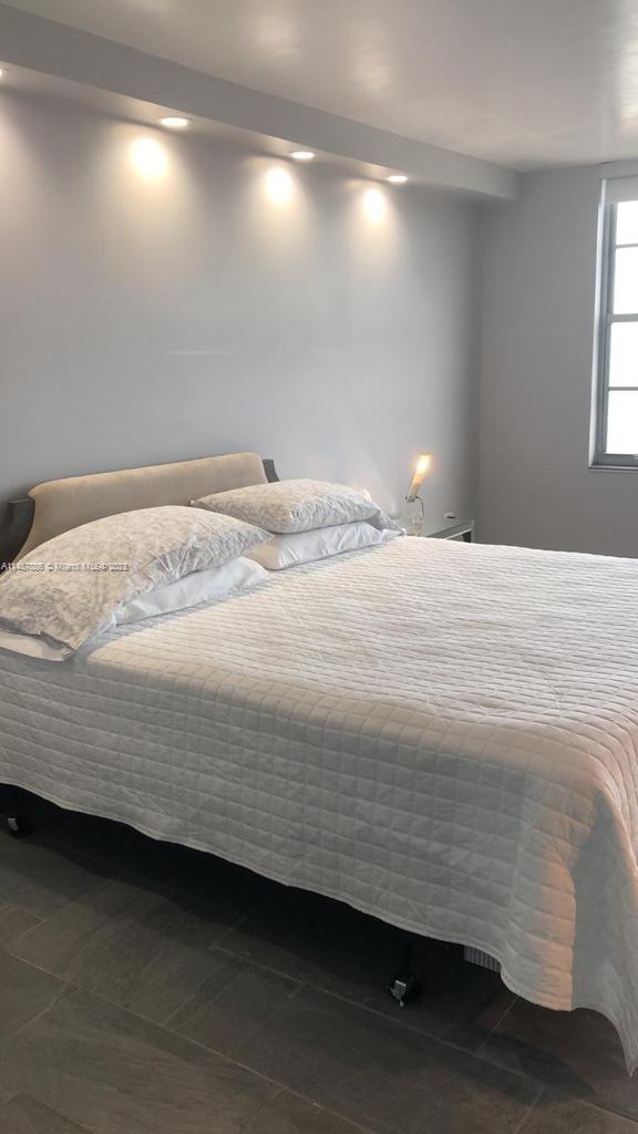5555 Collins Ave Unit: 9E