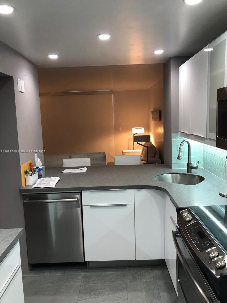 5555 Collins Ave Unit: 9E
