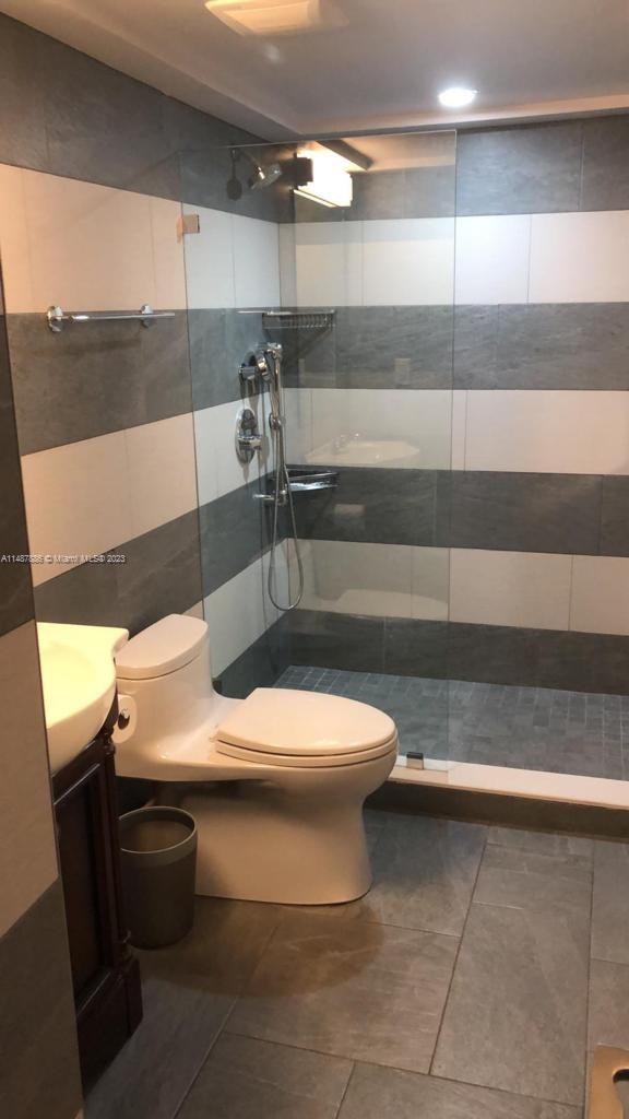 5555 Collins Ave Unit: 9E