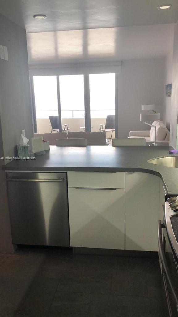 5555 Collins Ave Unit: 9E