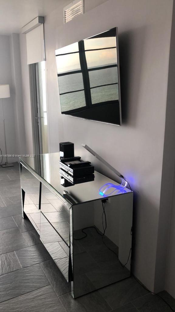 5555 Collins Ave Unit: 9E