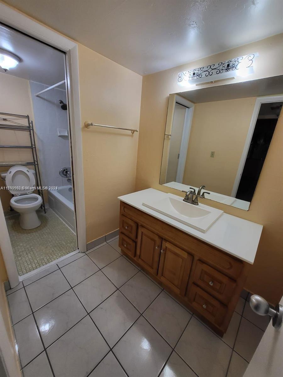 5501 NW 7th St Unit: E212