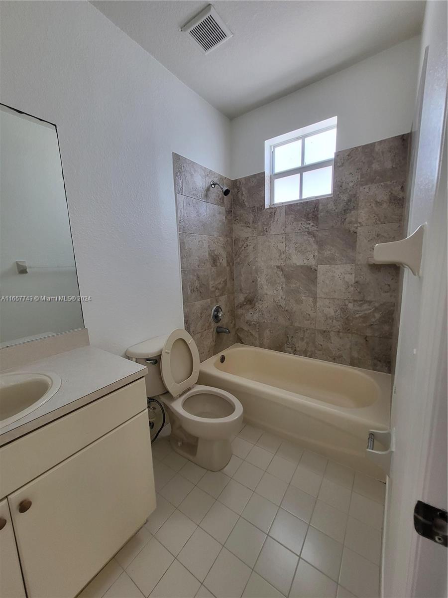 7633 NW 114th Path
