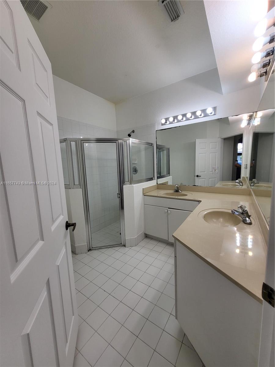 7633 NW 114th Path