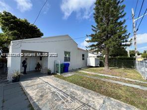 2537 SW 10th St