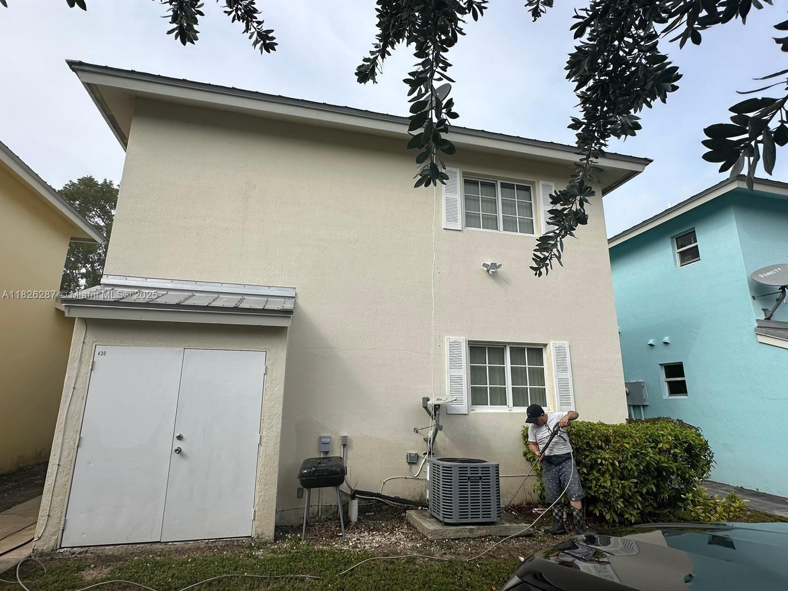 430 NW 20th St # 3
