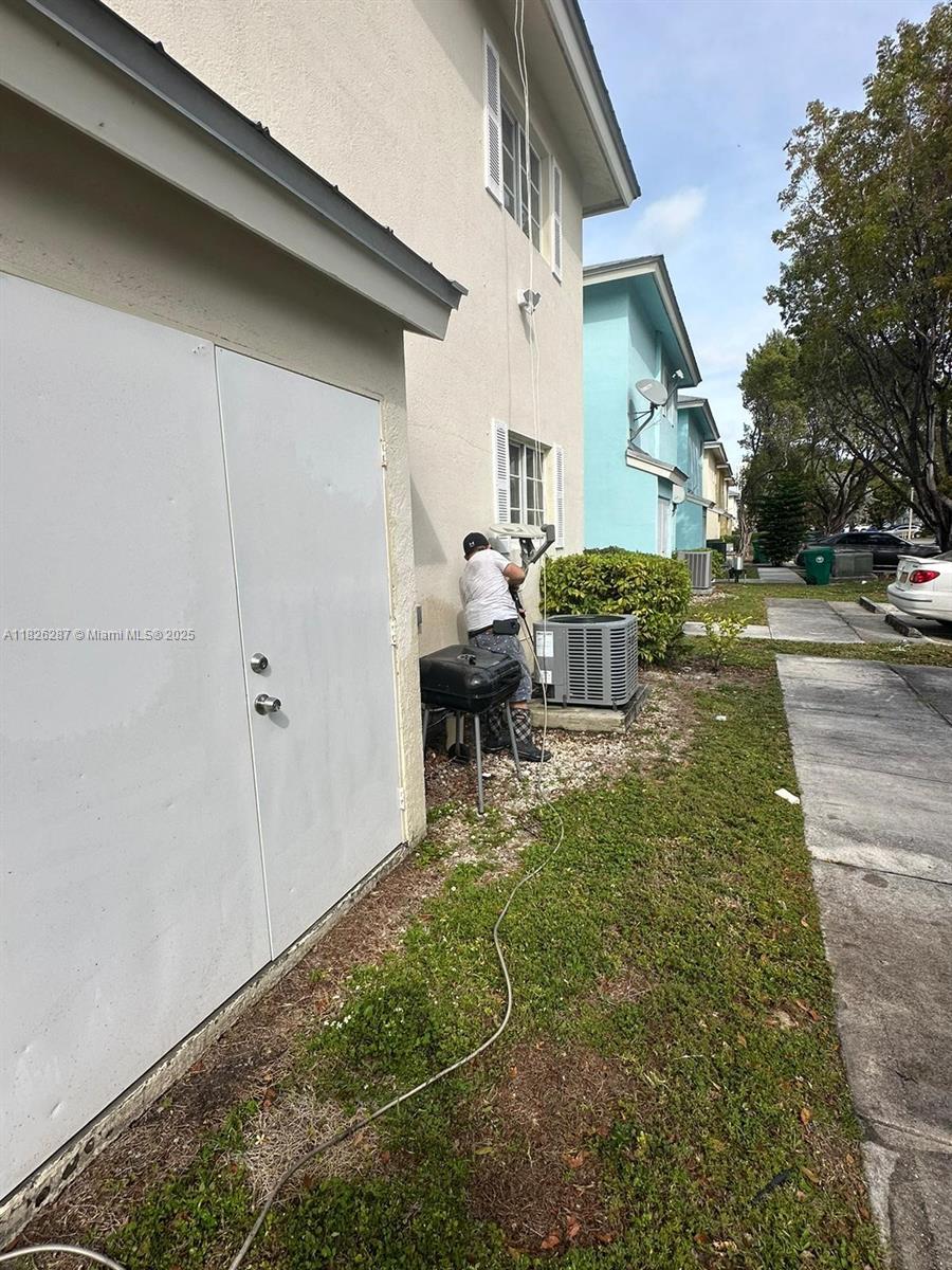 430 NW 20th St # 3