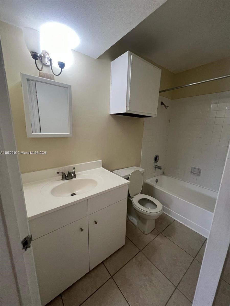 4088 N Pine Island Rd # 413