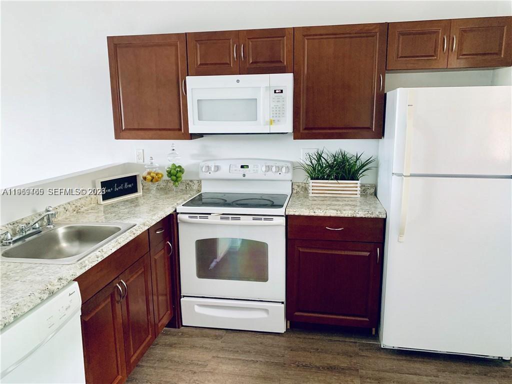 9921 Nob Hill Ln # 9921