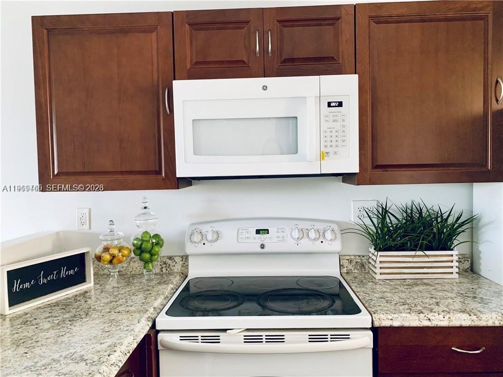 9921 Nob Hill Ln # 9921