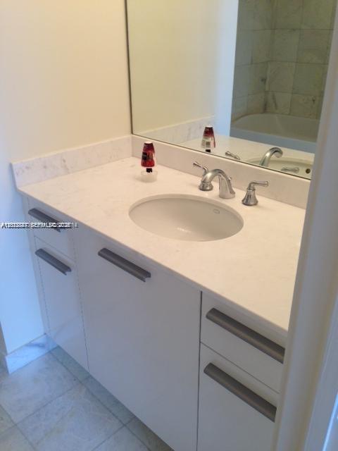 1060 Brickell Ave # 2305