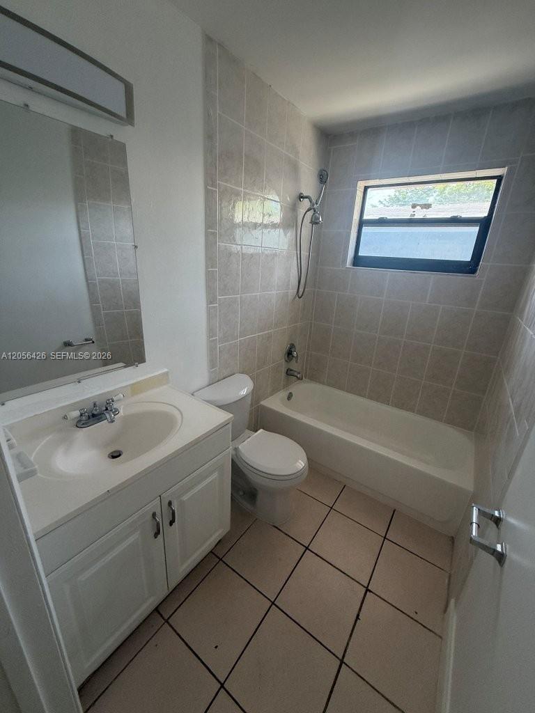 1132 NE 5th Ave # 2