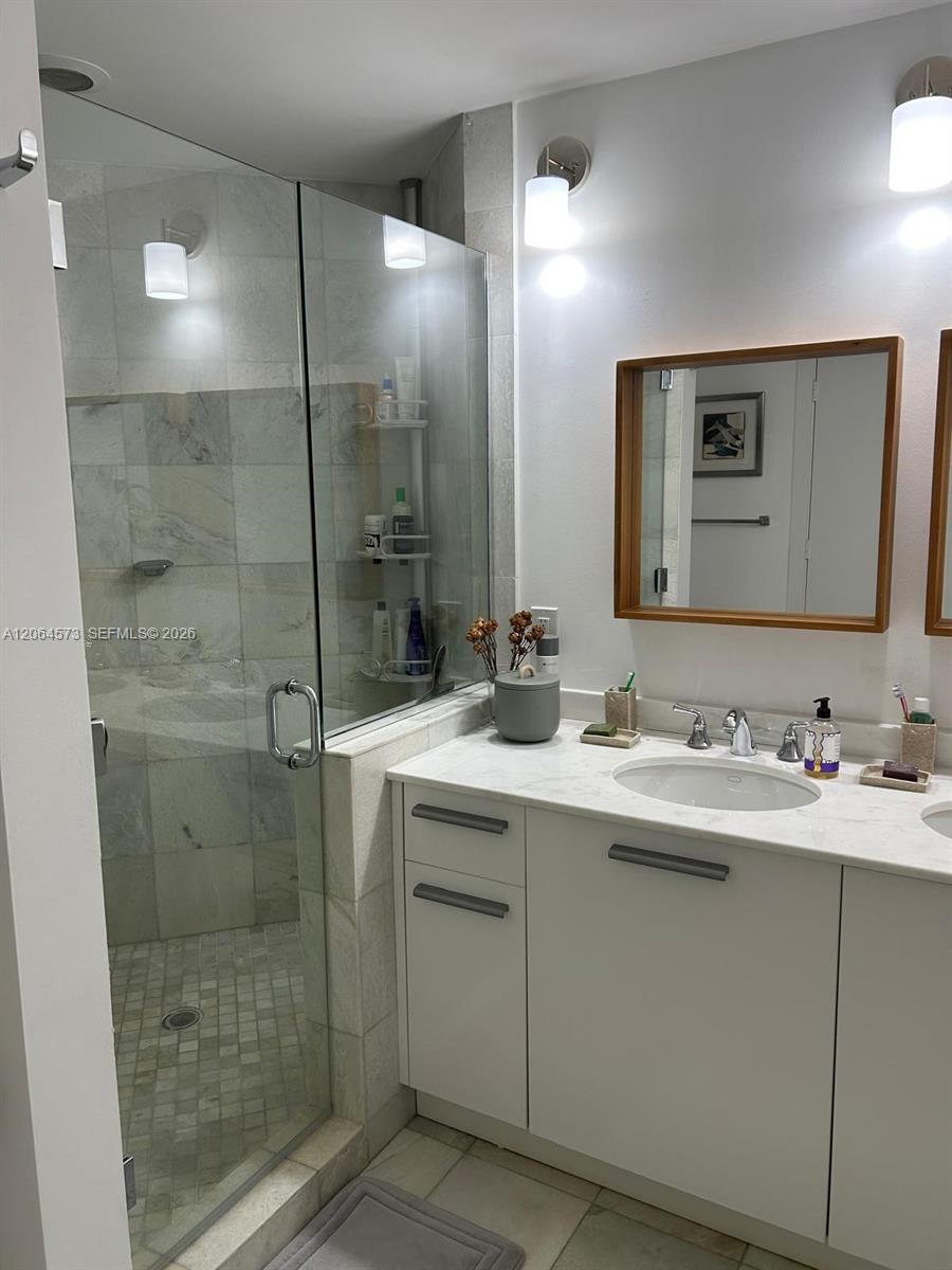 1060 Brickell Ave # 2717