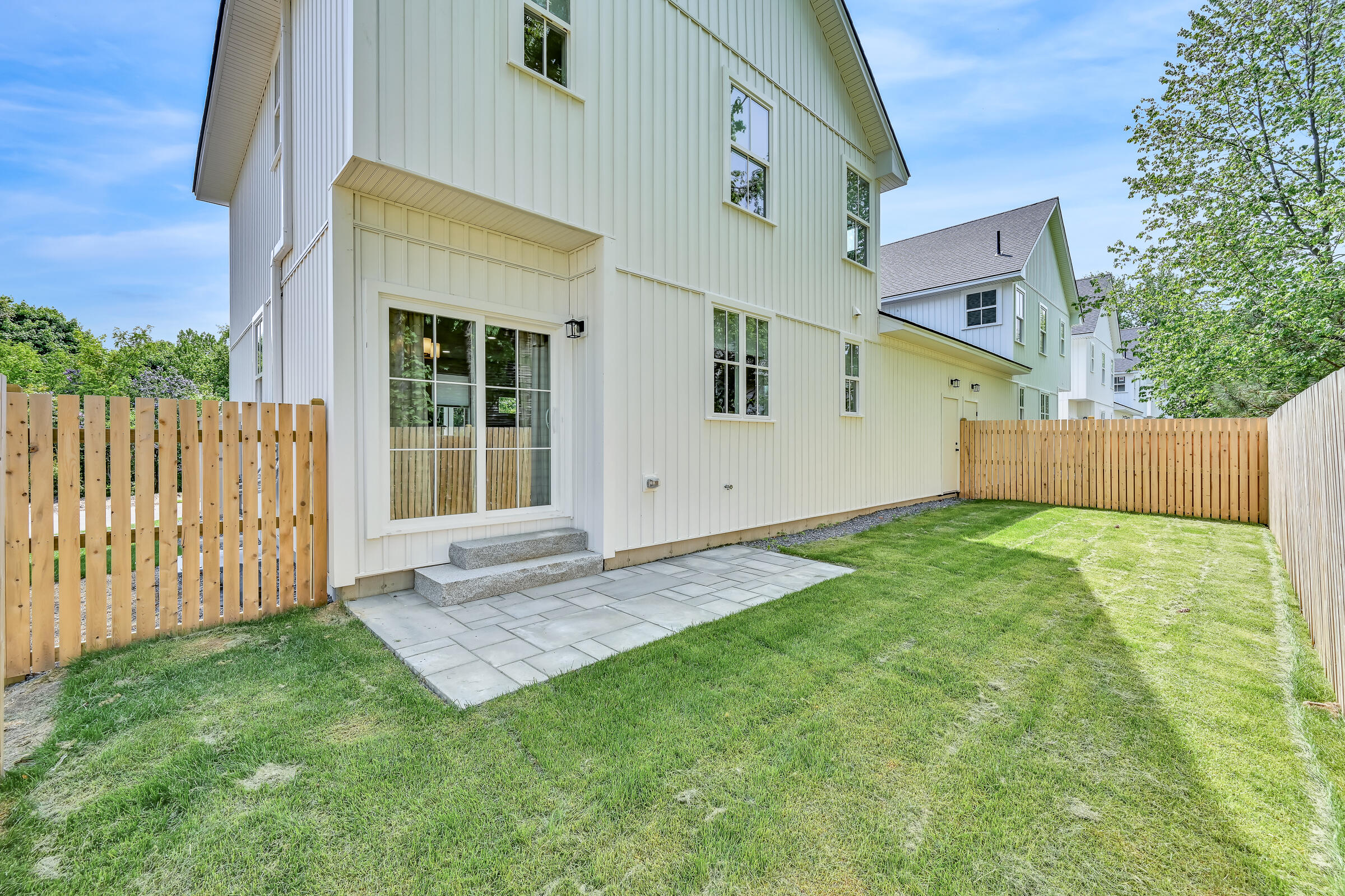 8 Magnolia Lane, 8