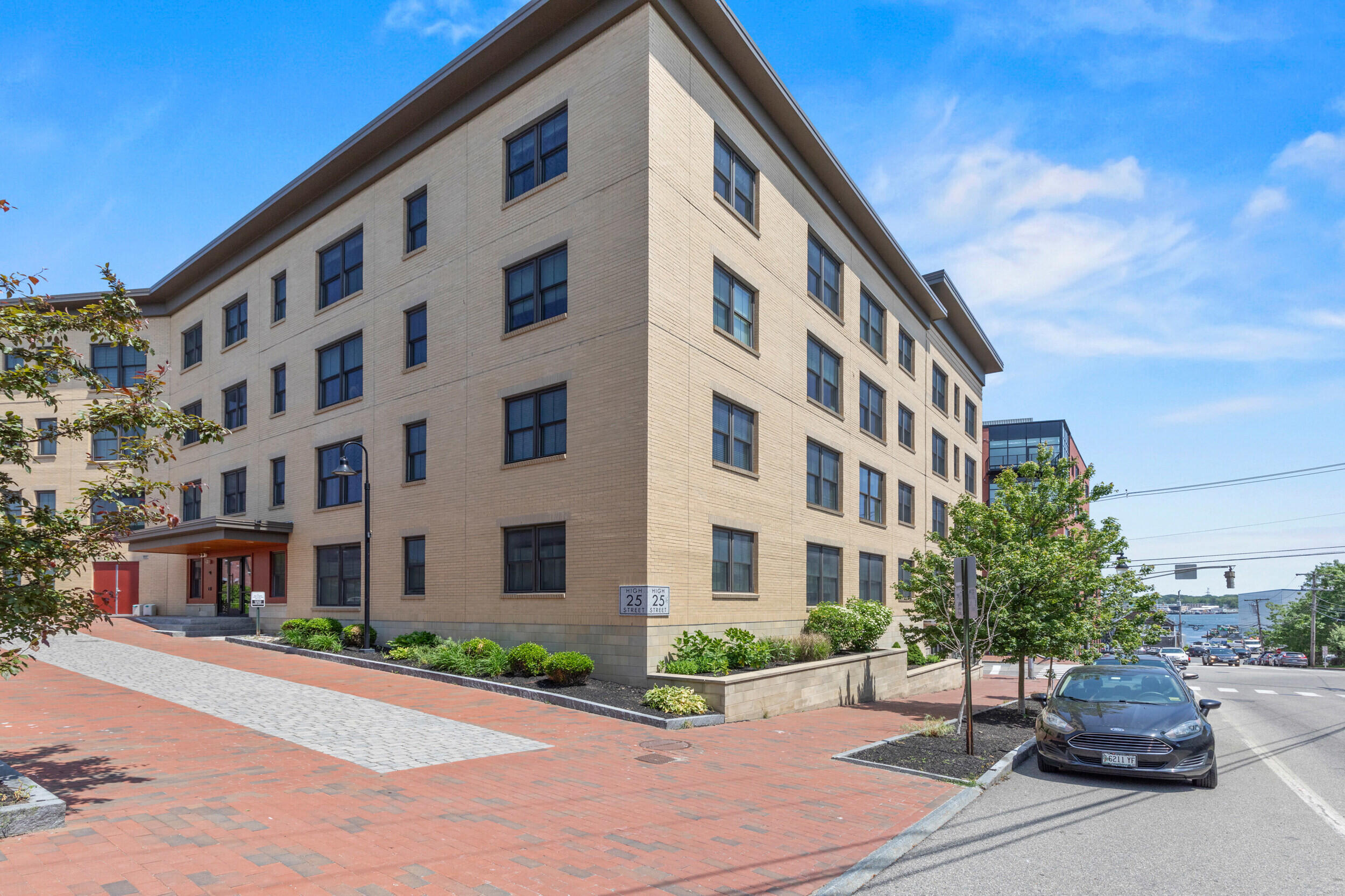 25 High Street, 402