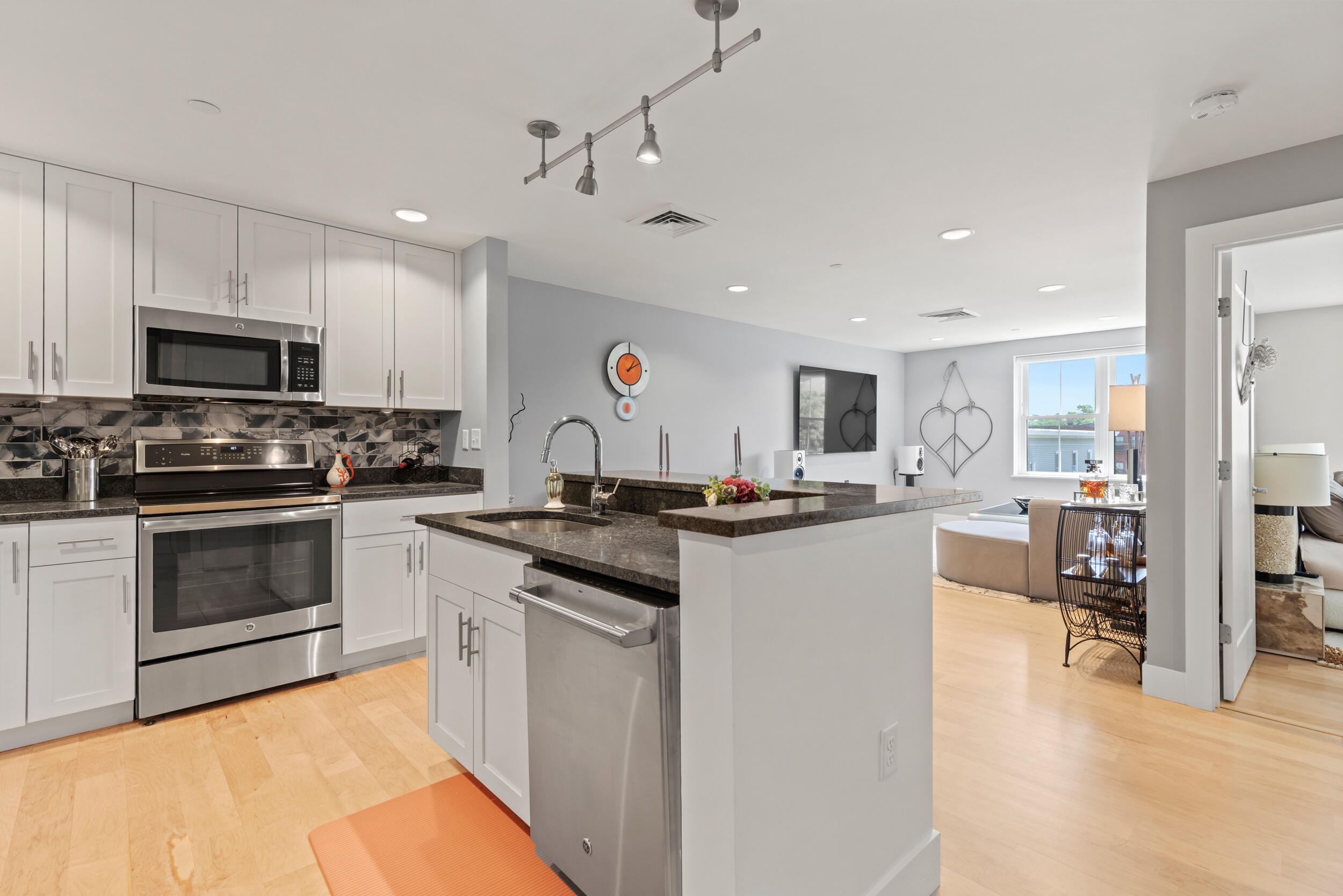 25 High Street, 402