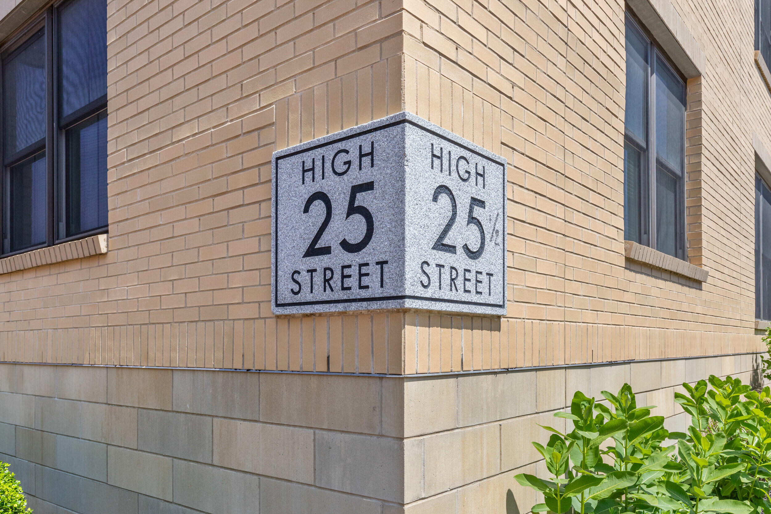 25 High Street, 402