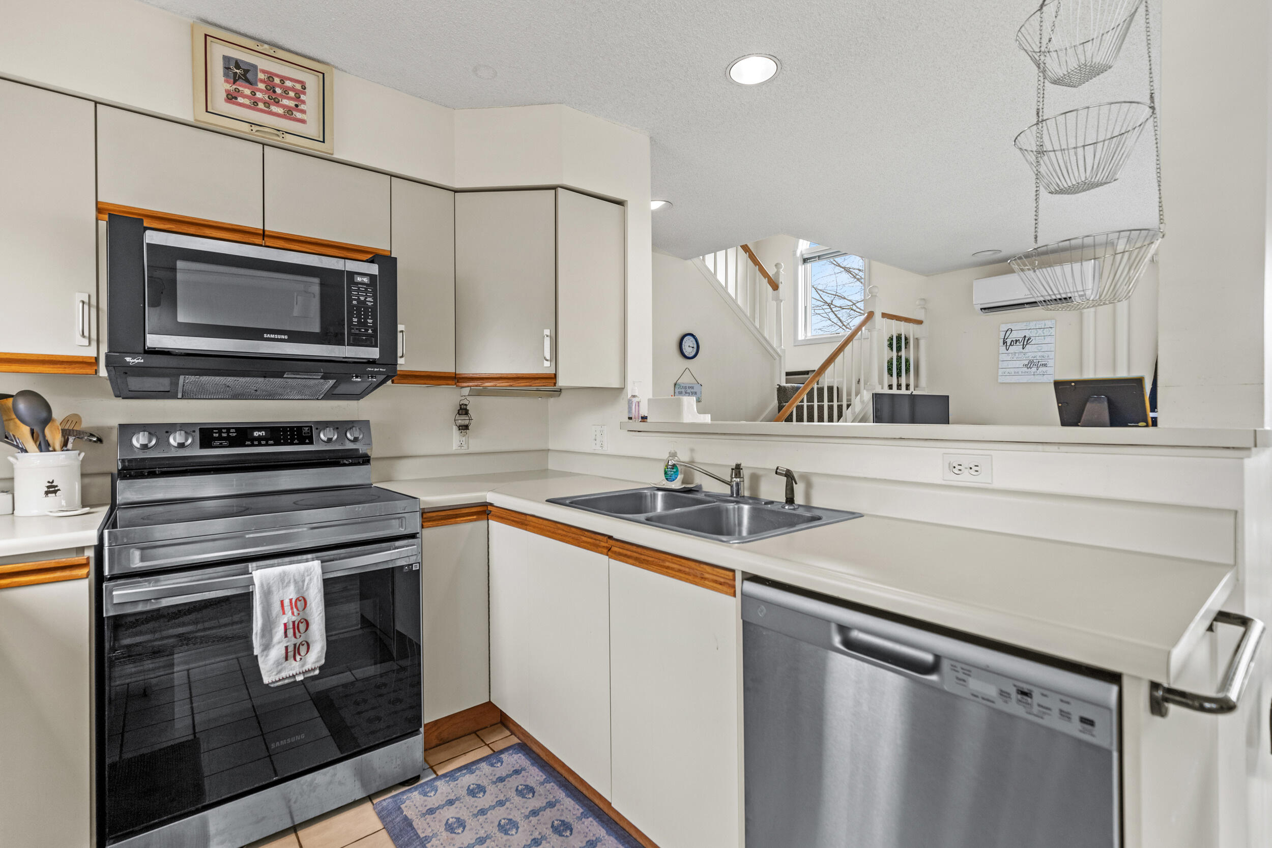 146 W Grand Avenue, 61