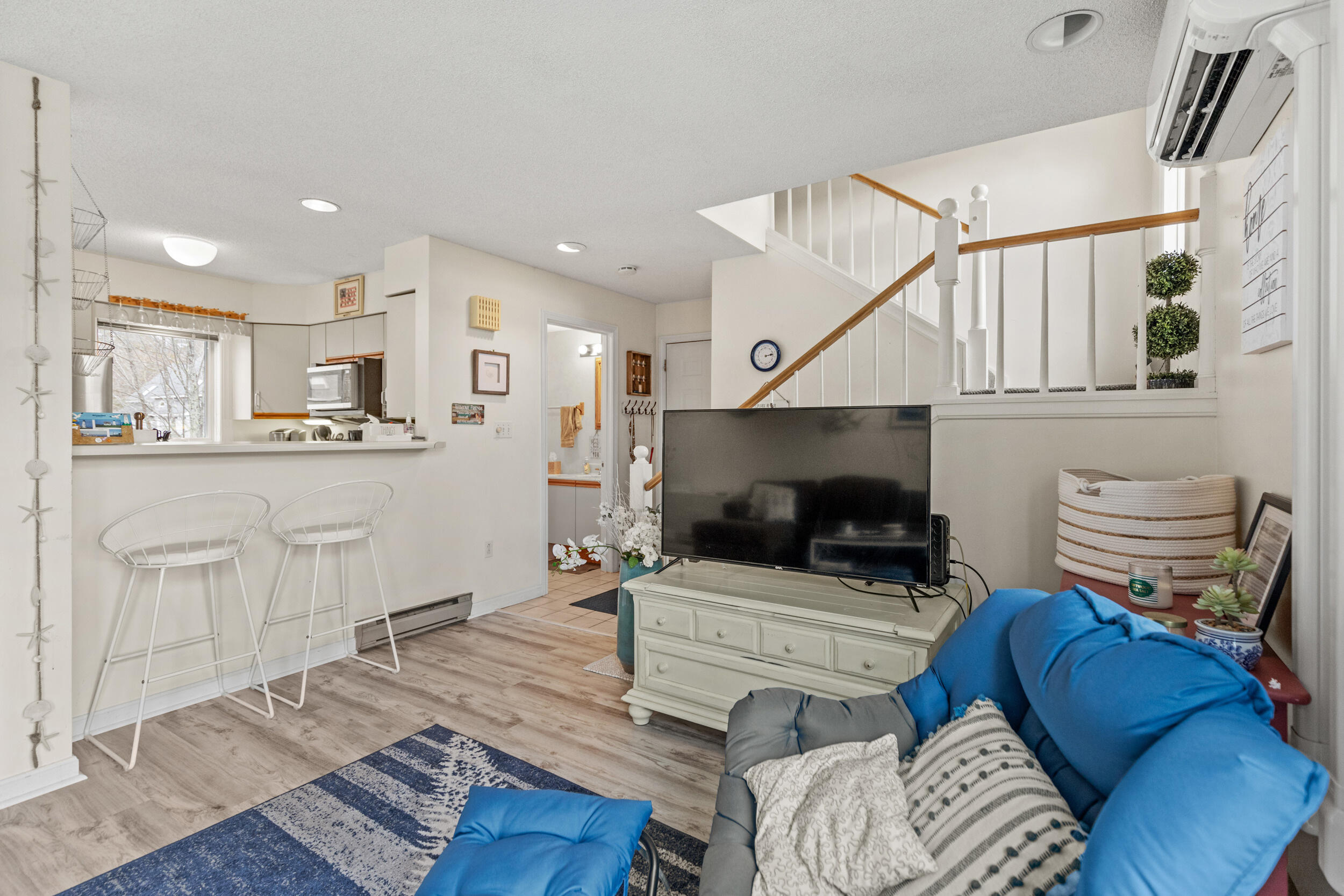 146 W Grand Avenue, 61