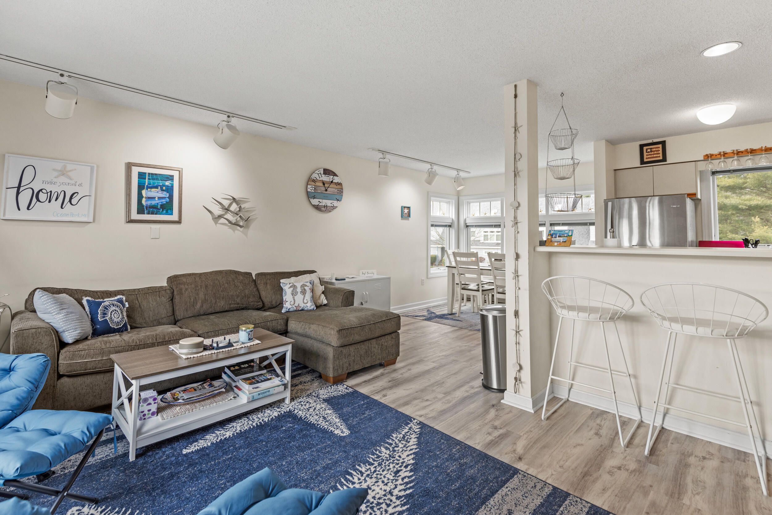 146 W Grand Avenue, 61