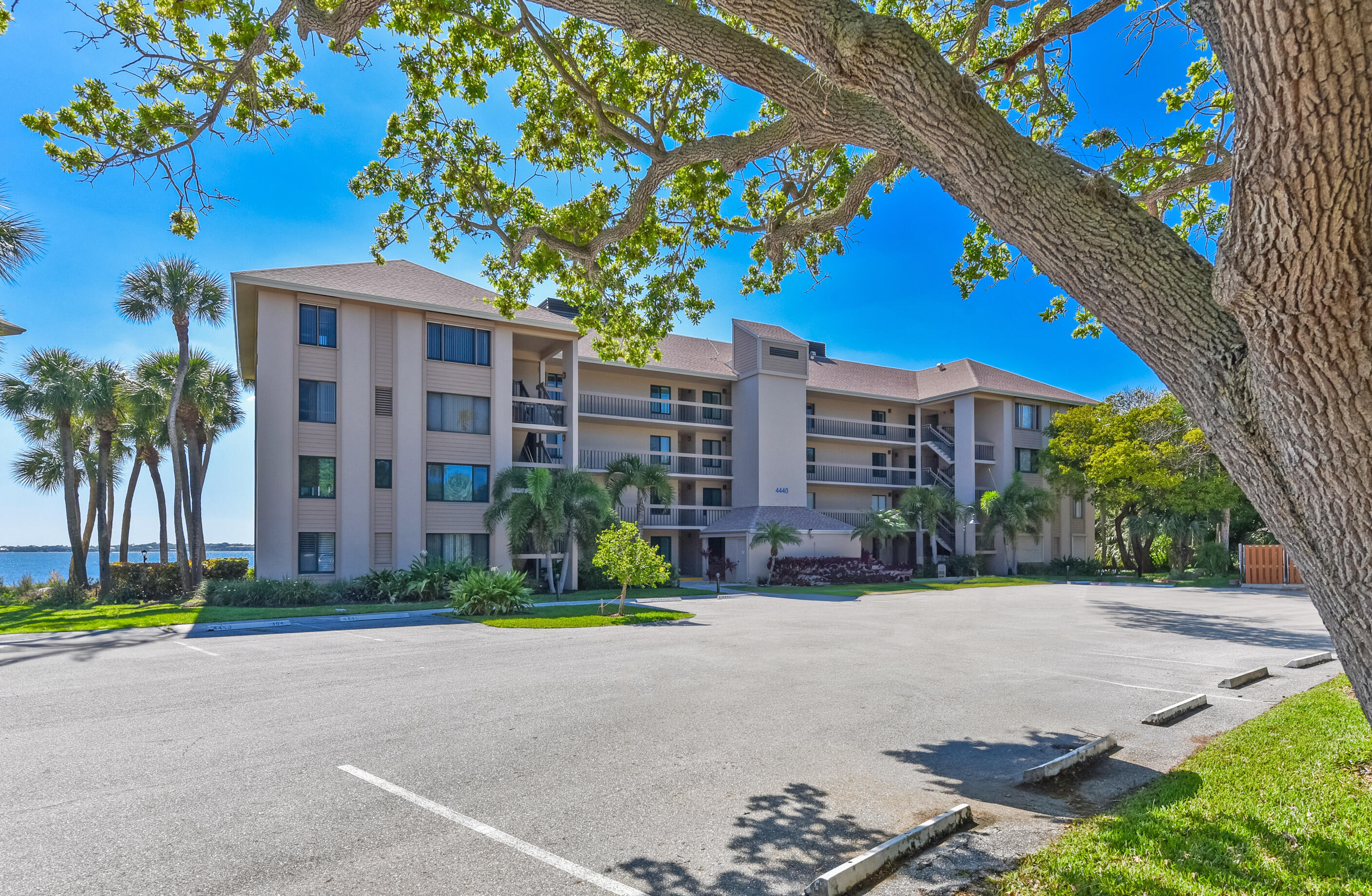 4440 NE Sandpebble Trace 104