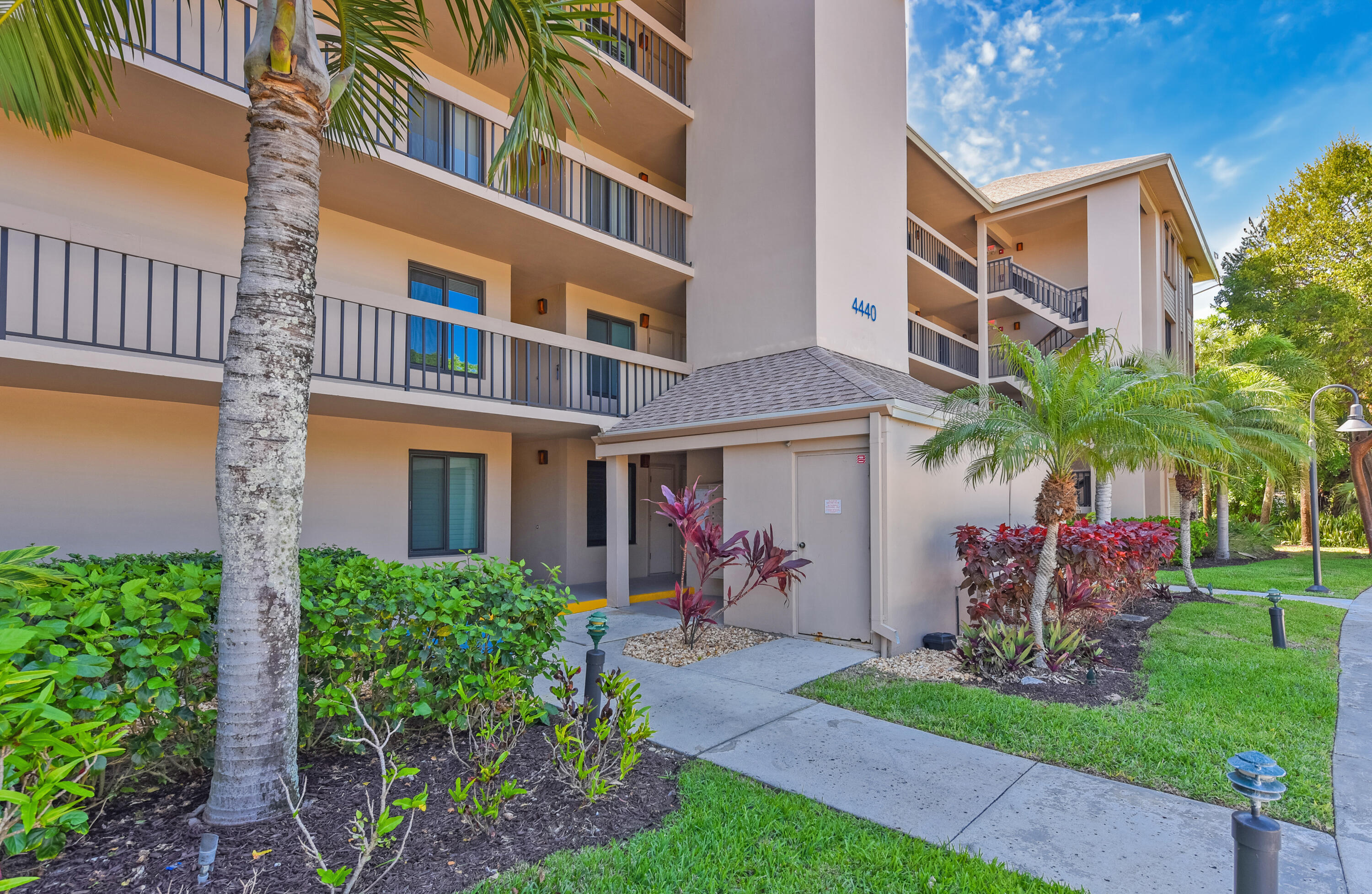4440 NE Sandpebble Trace 104