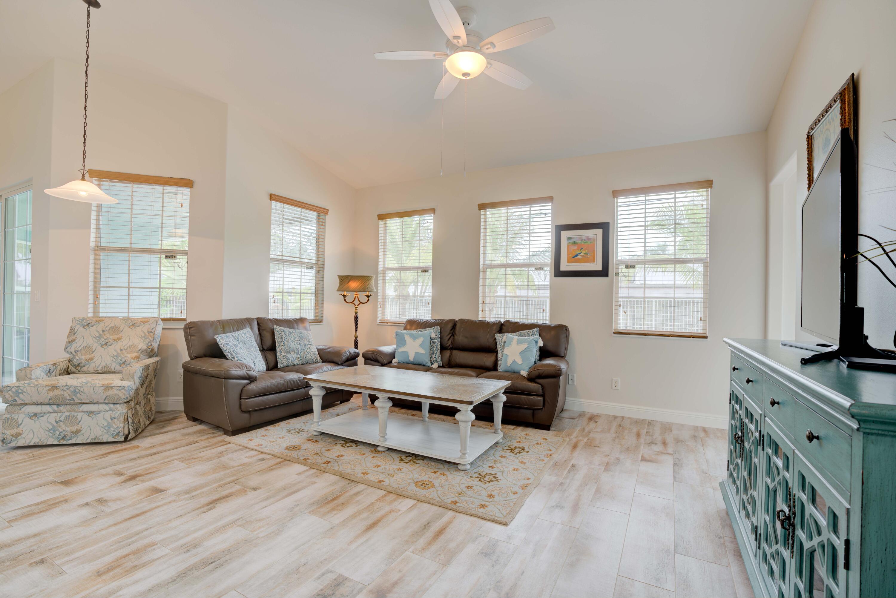 112 Fairview W