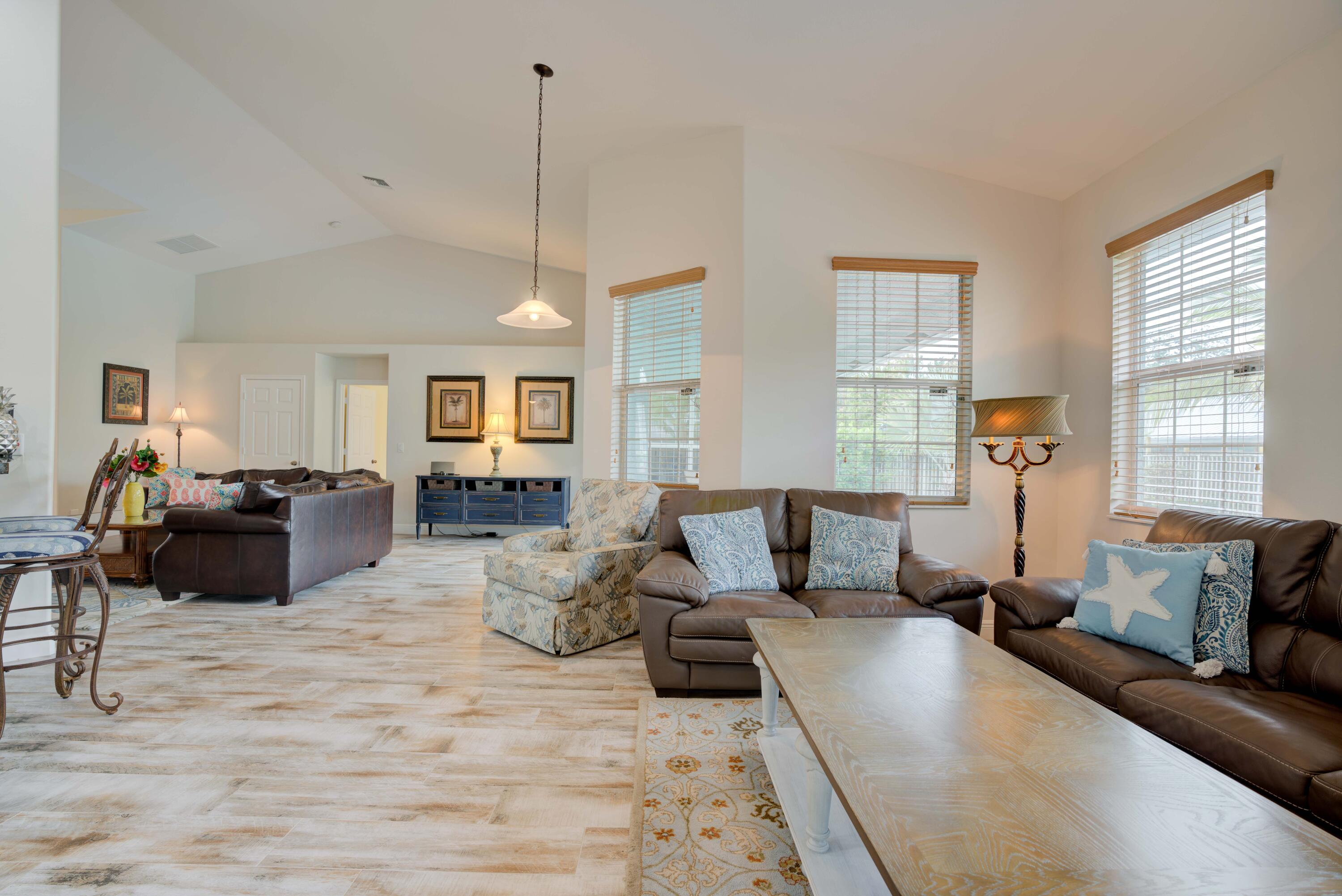 112 Fairview W
