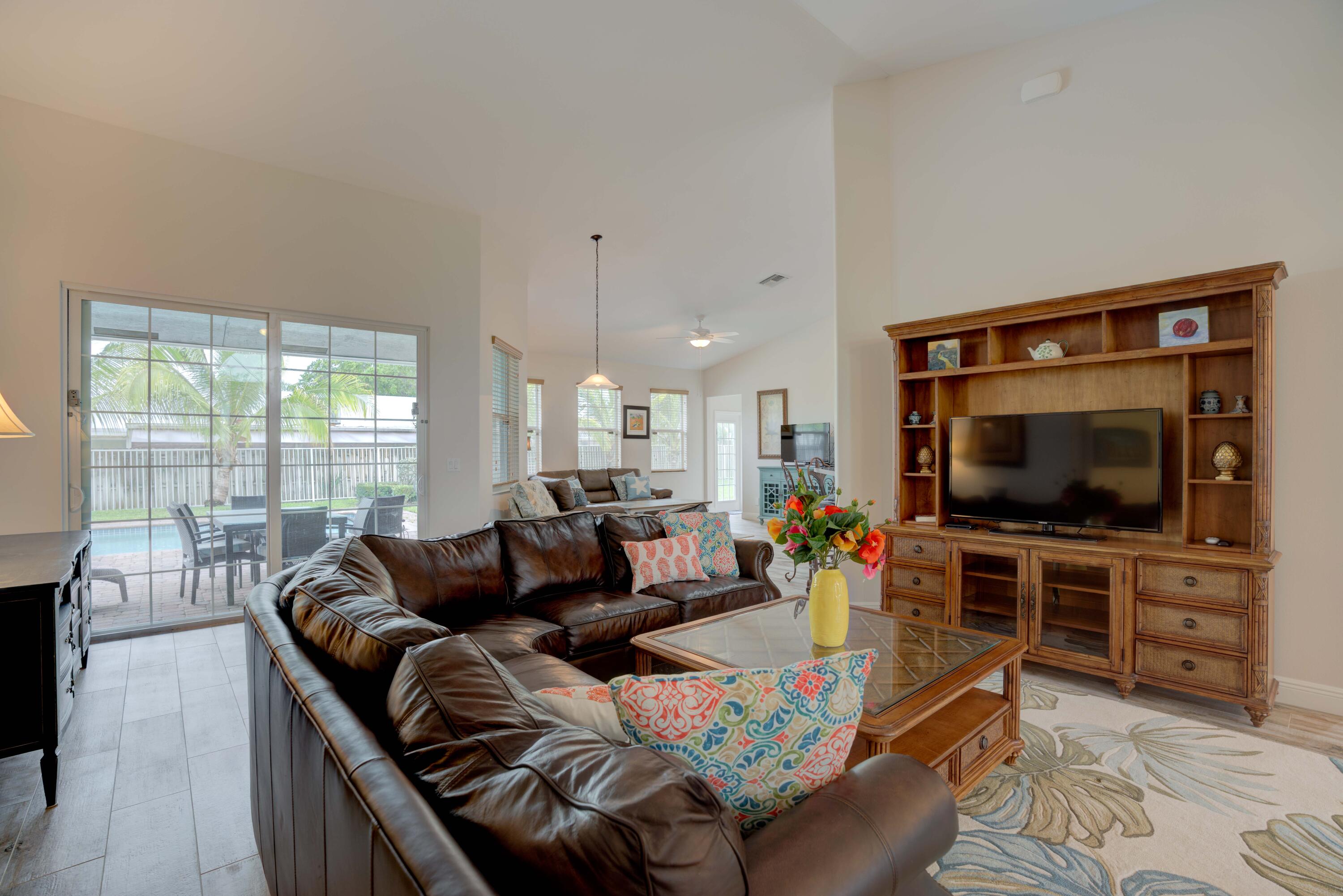 112 Fairview W