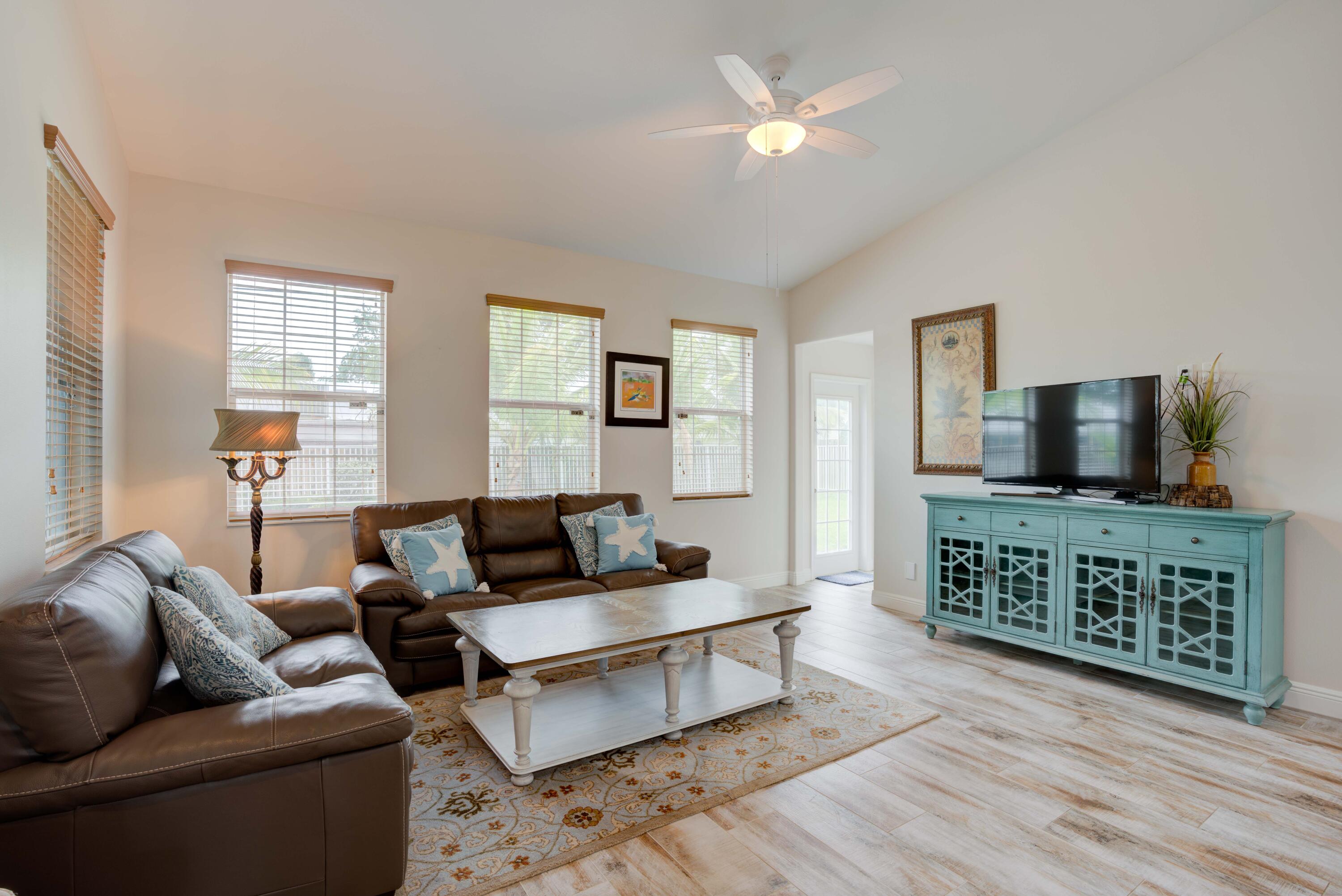 112 Fairview W
