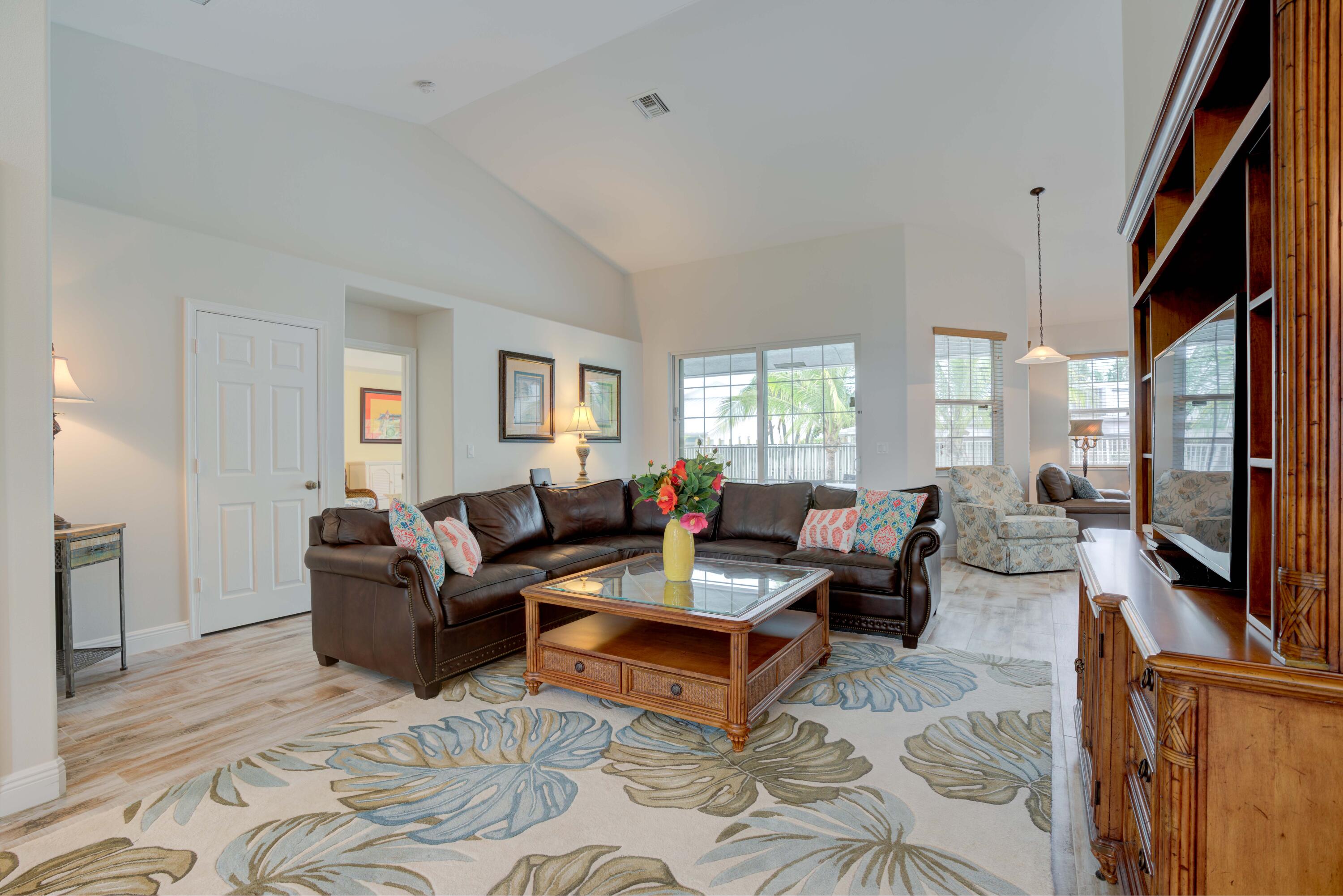 112 Fairview W