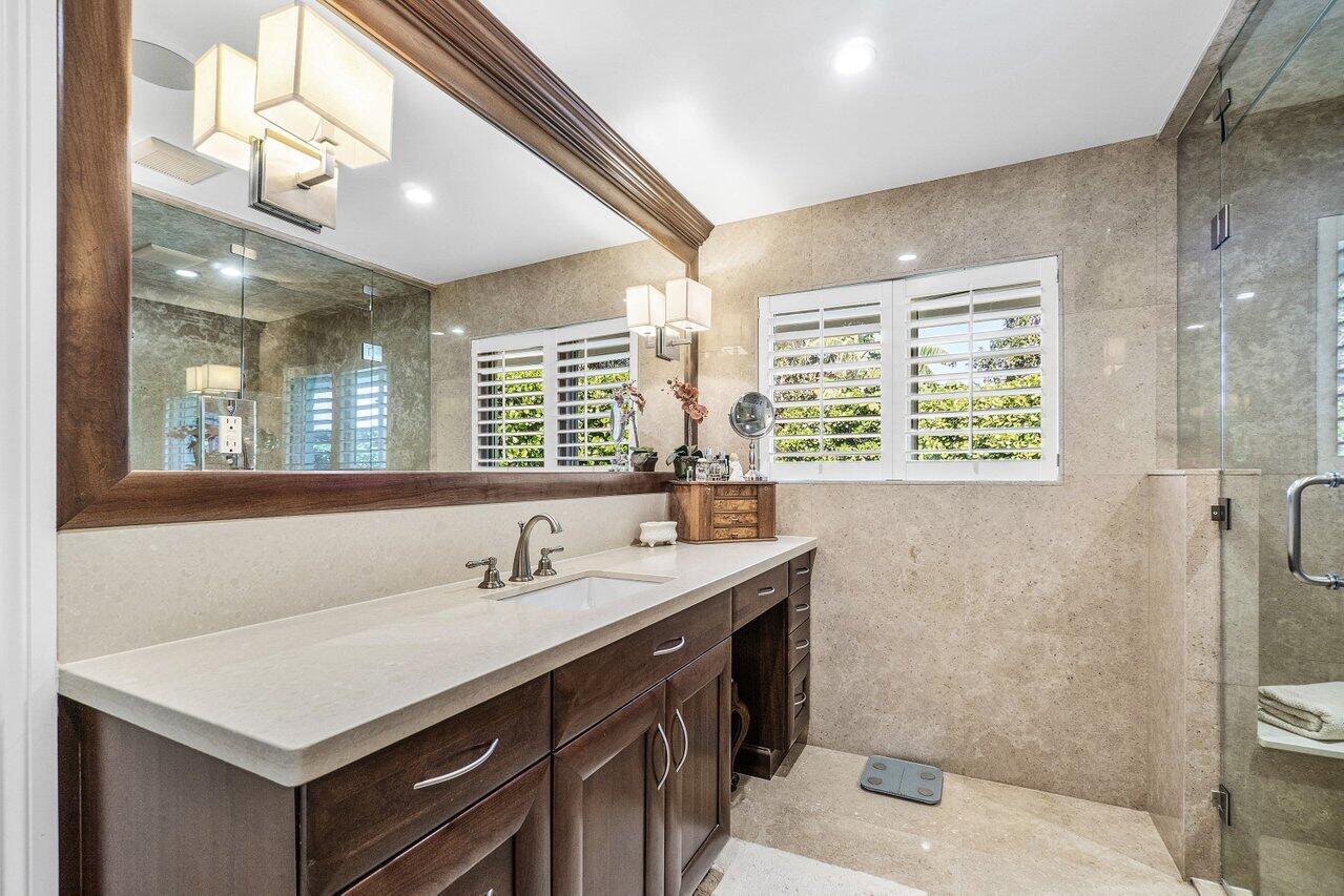 218 SE Turtle Creek Drive E