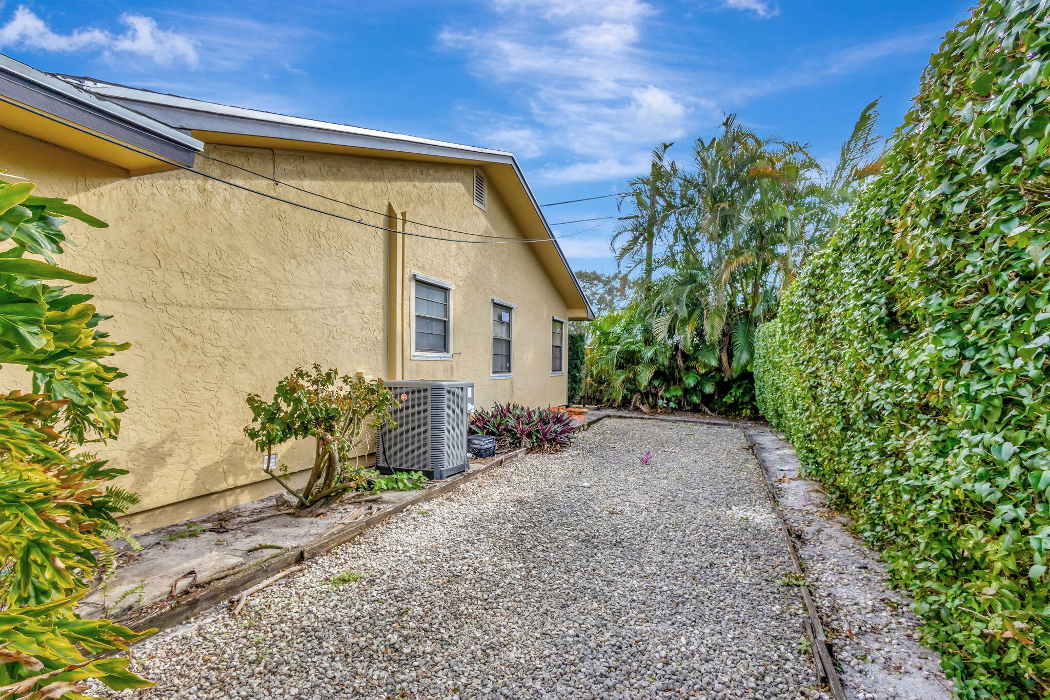 9506 SE River Terrace