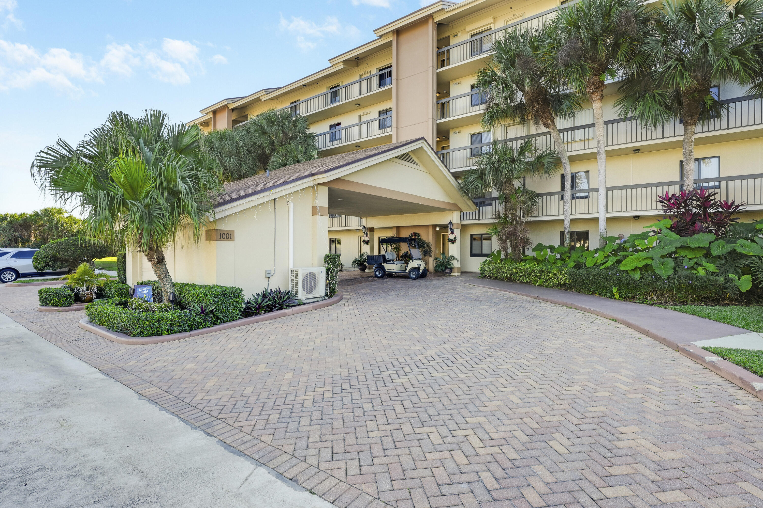 1001 Seafarer Circle 305
