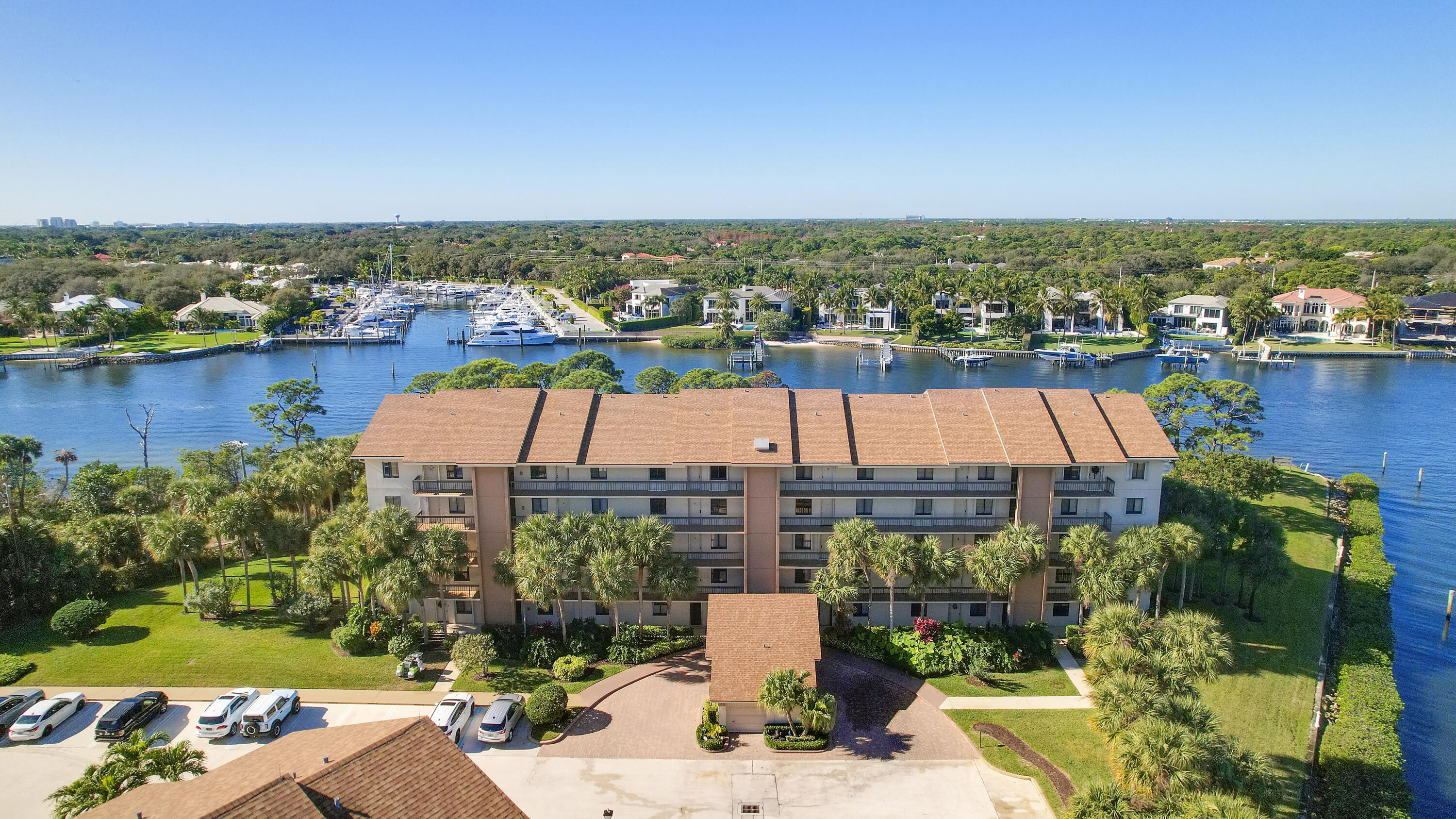 1001 Seafarer Circle 305