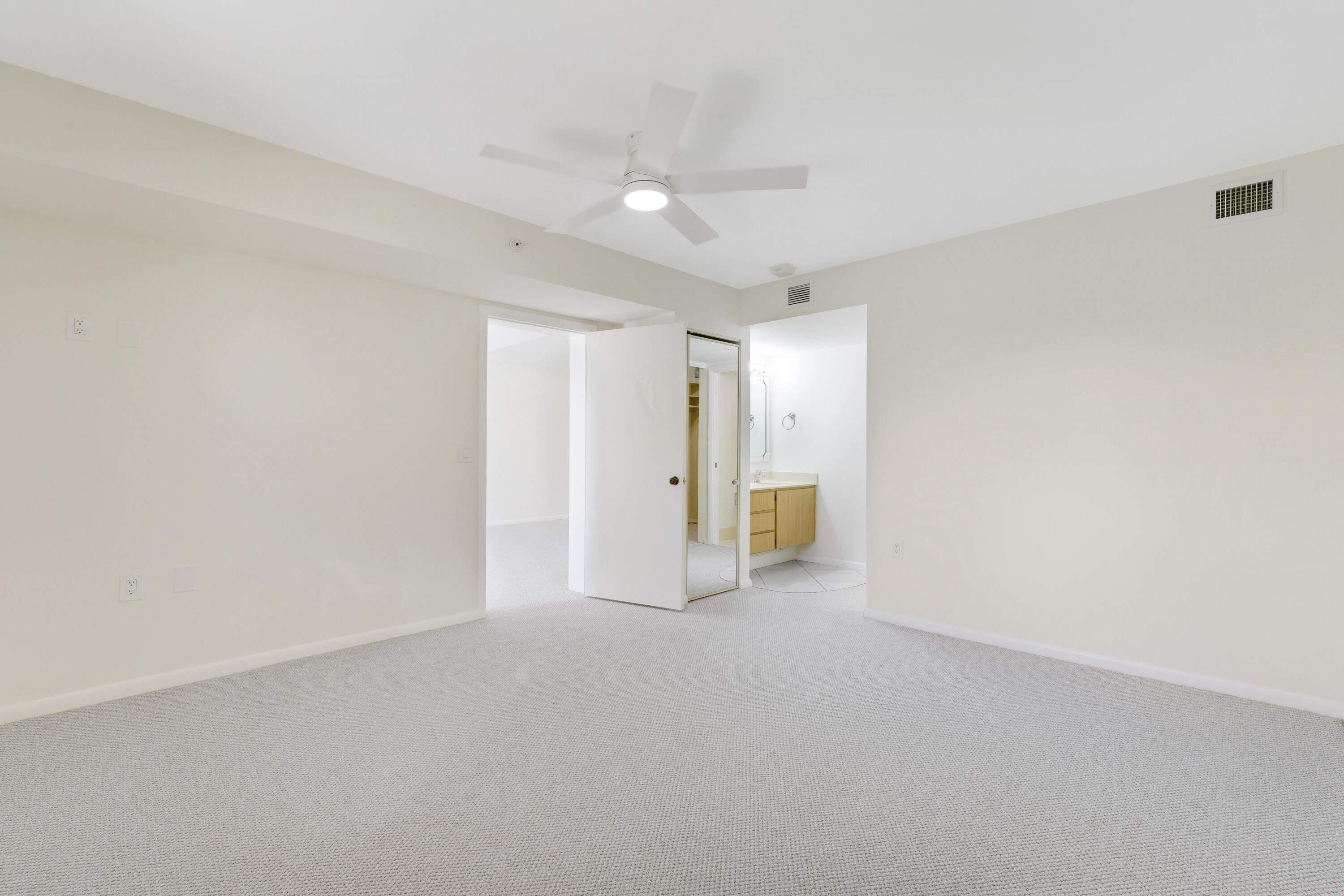 1001 Seafarer Circle 305