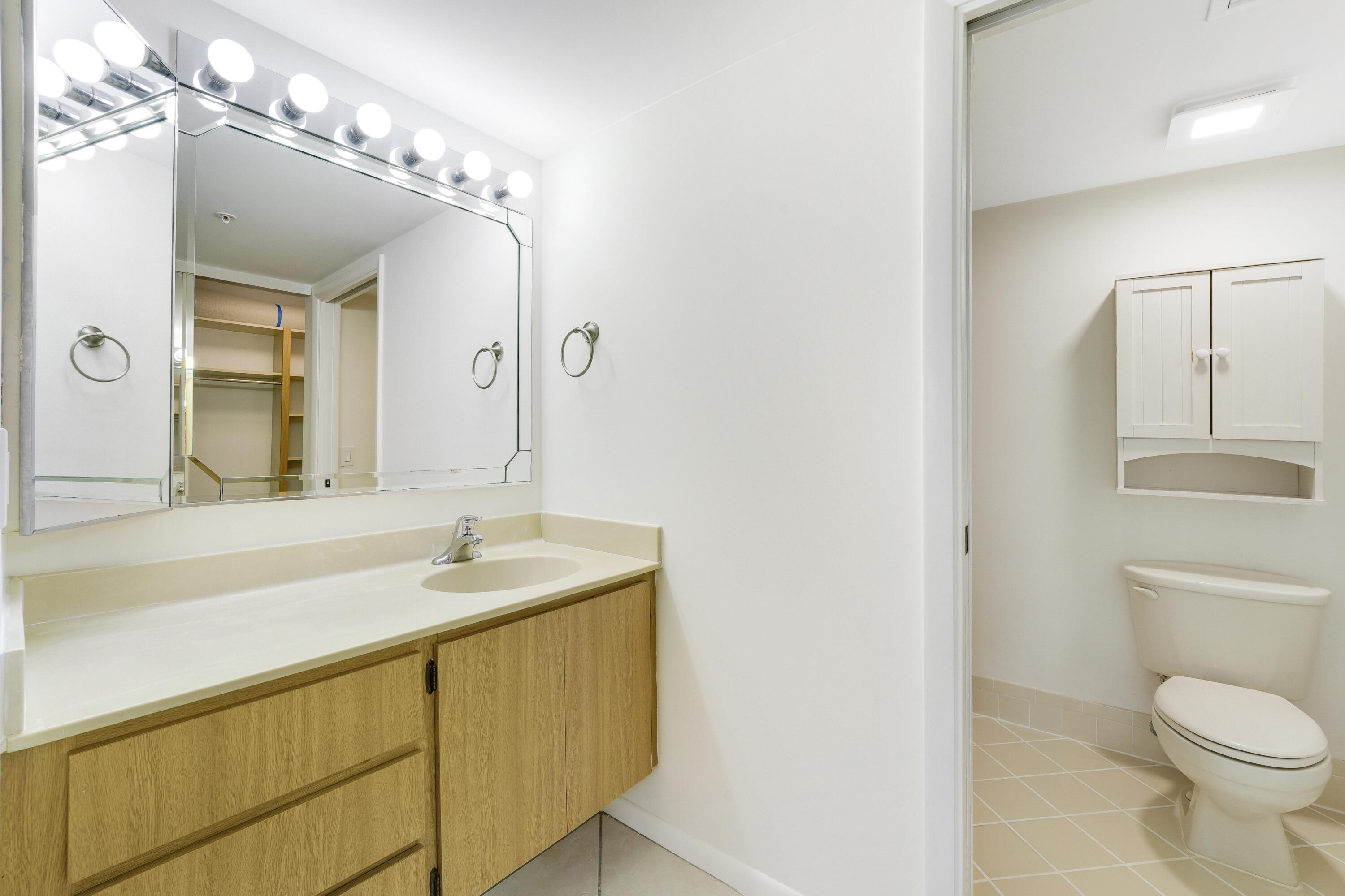 1001 Seafarer Circle 305