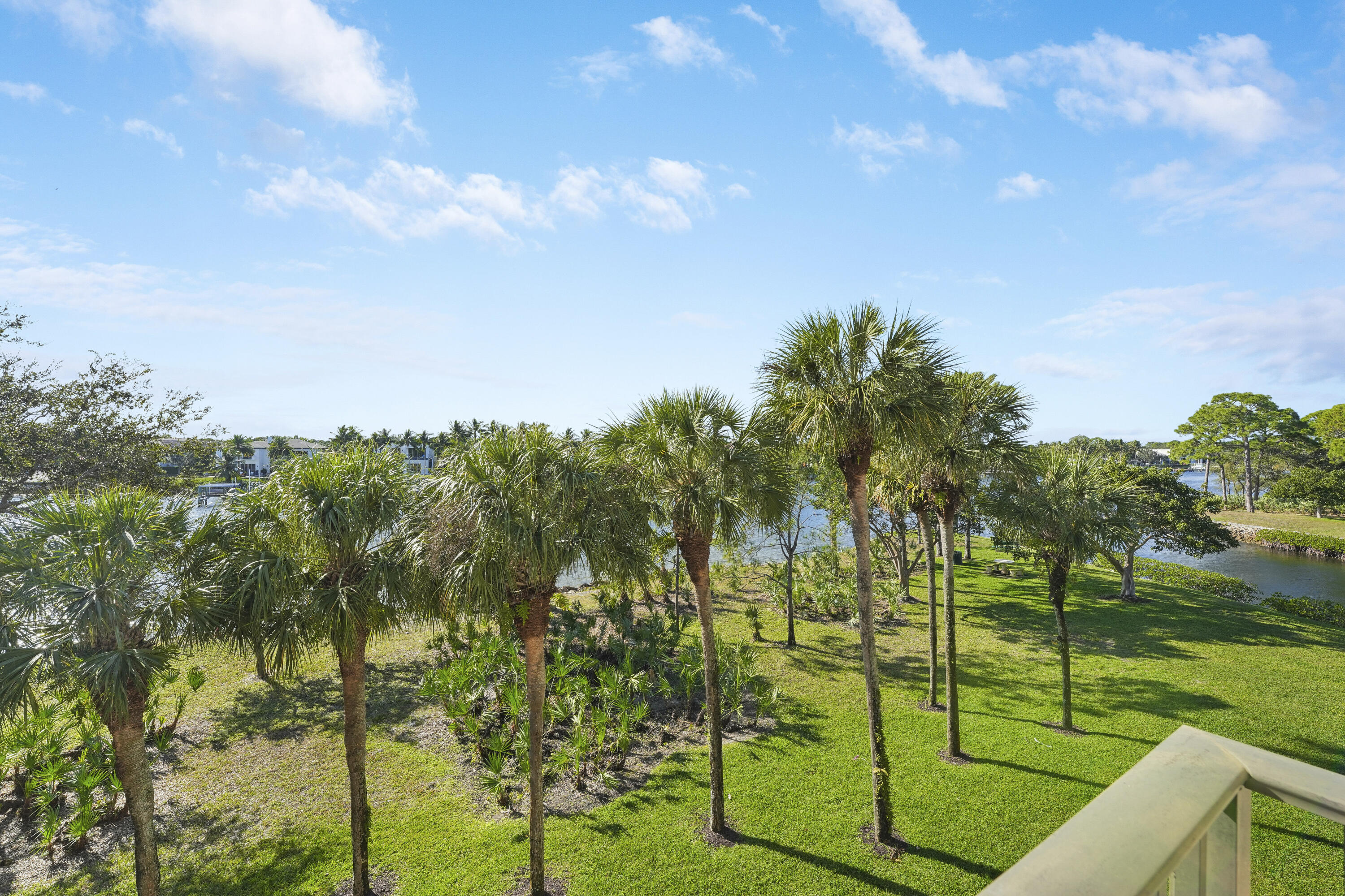 1001 Seafarer Circle 305