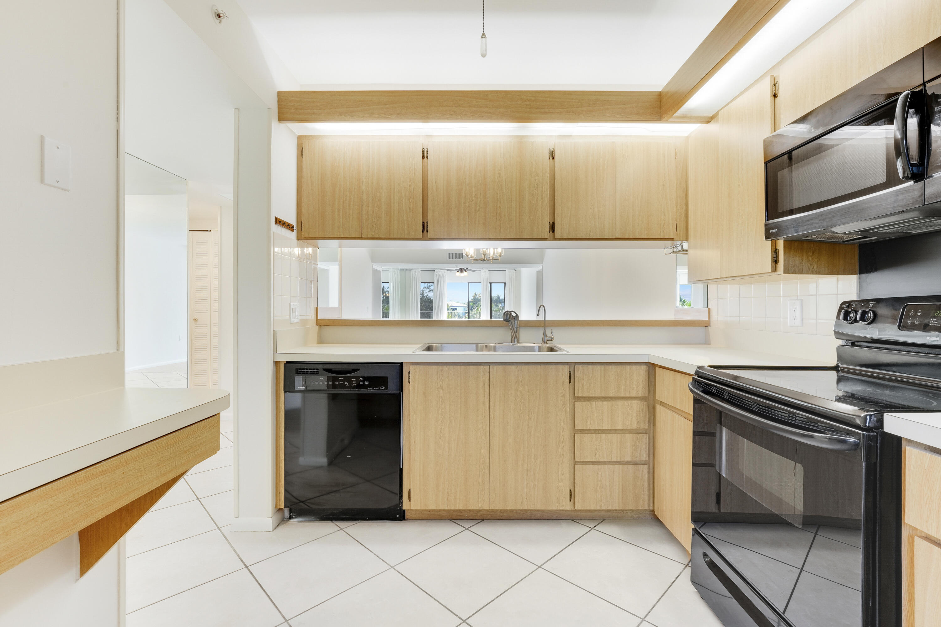 1001 Seafarer Circle 305