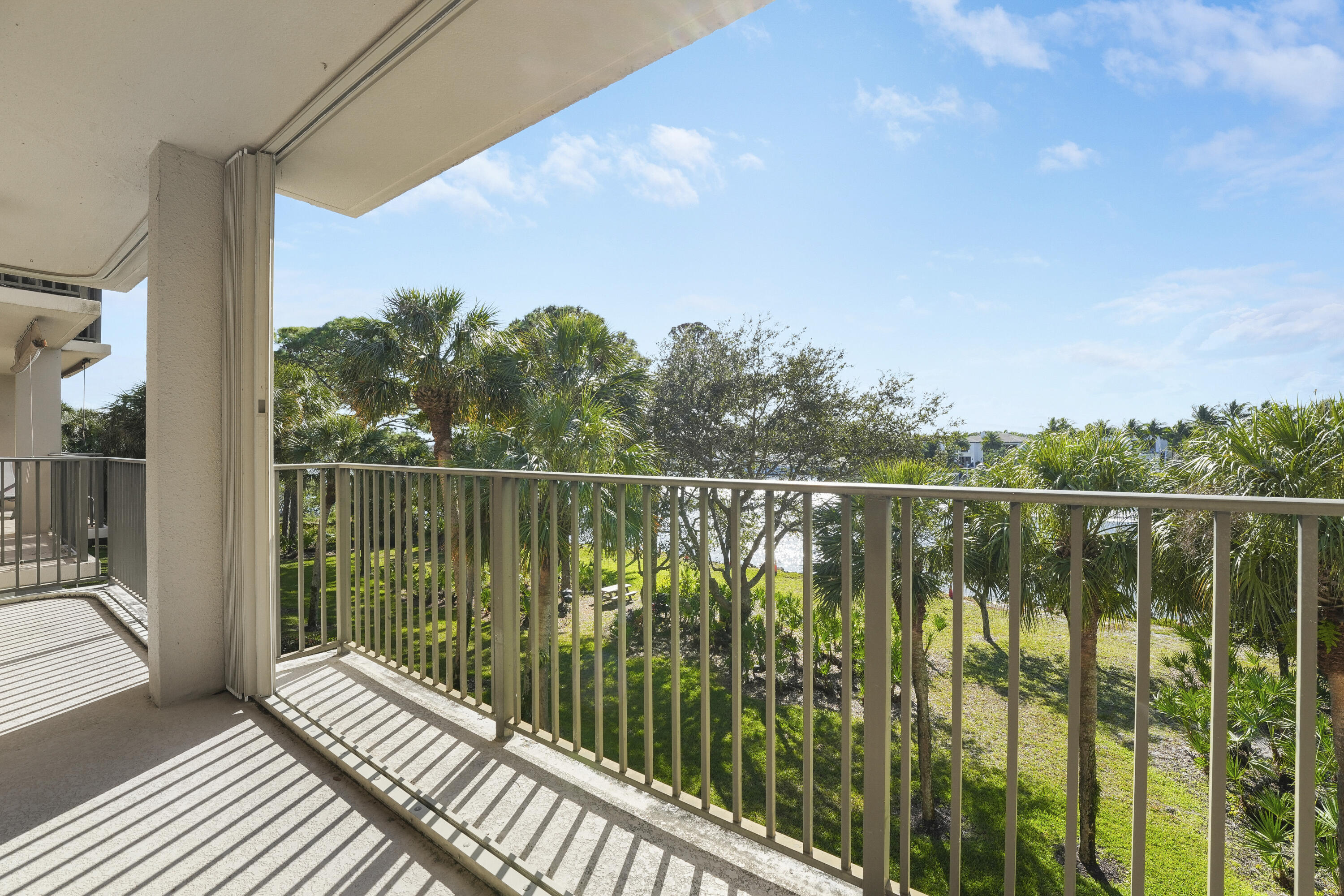 1001 Seafarer Circle 305
