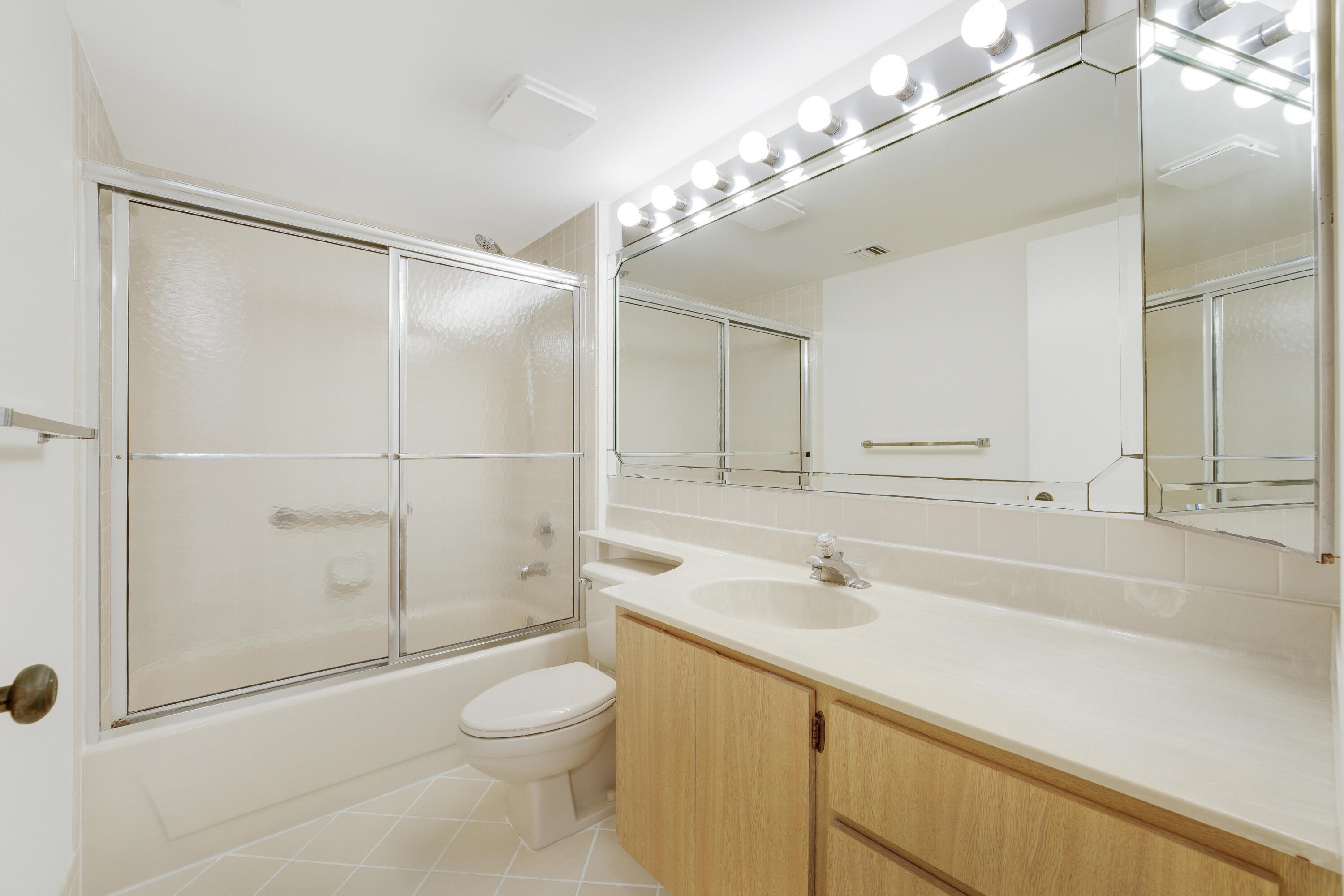 1001 Seafarer Circle 305