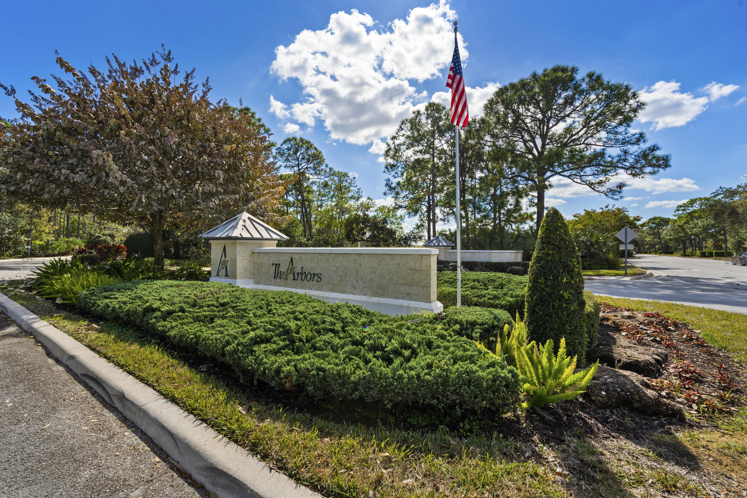 5465 SE Forest Glade Trail