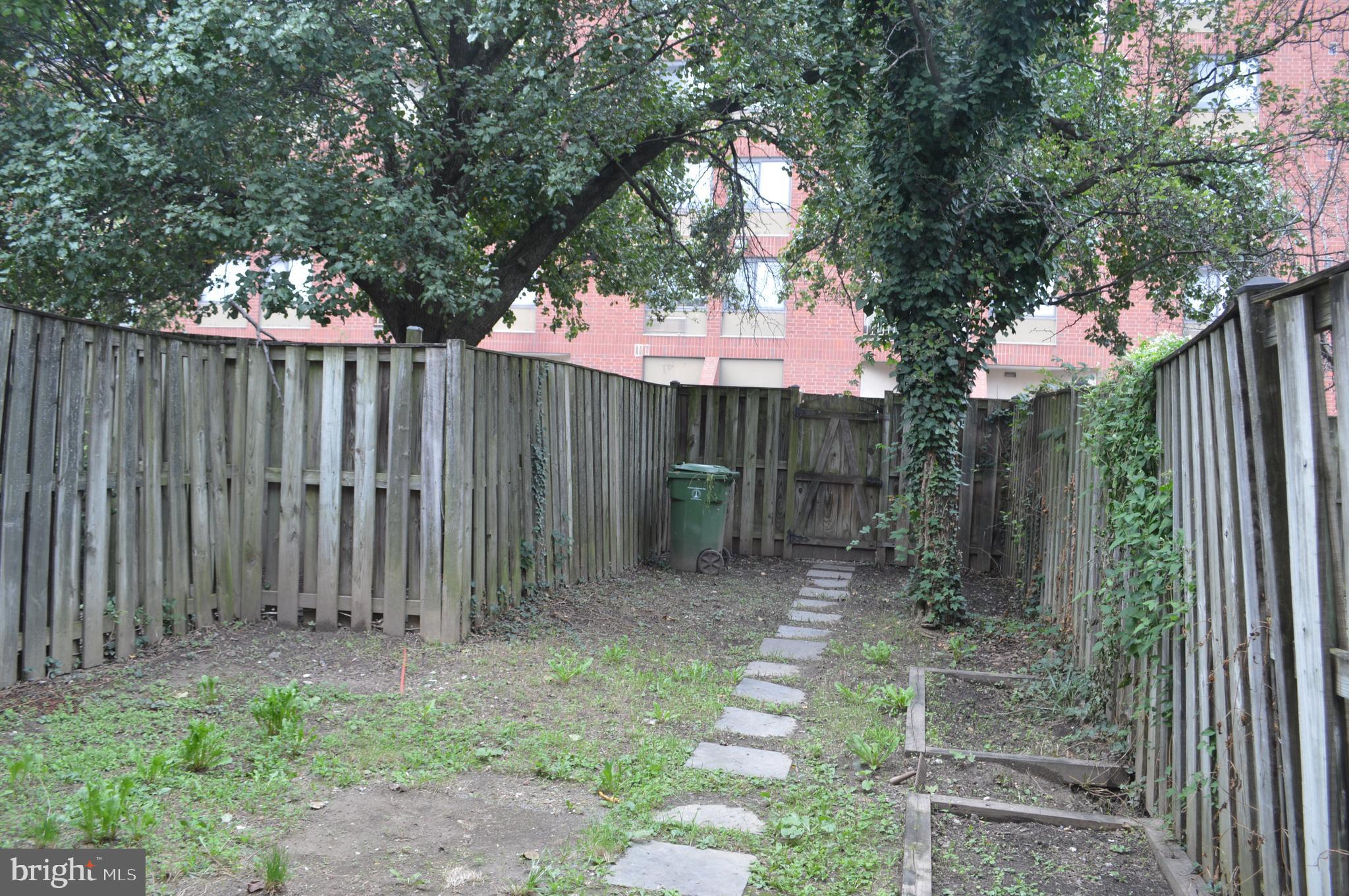 208 Roundhouse COURT