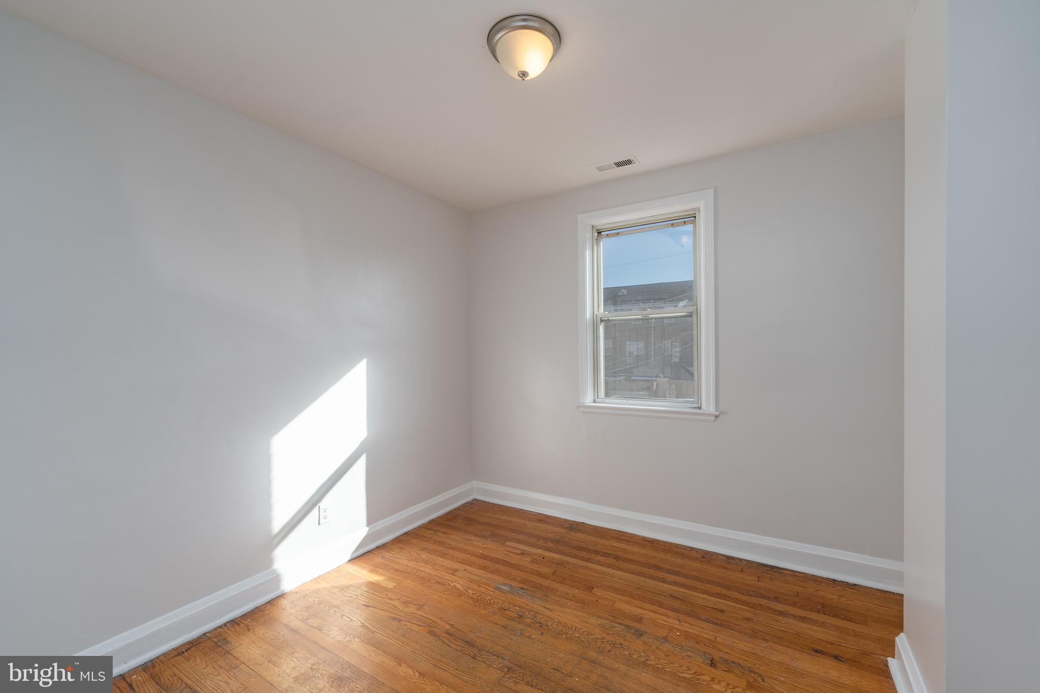 1525 Kingsway Rd