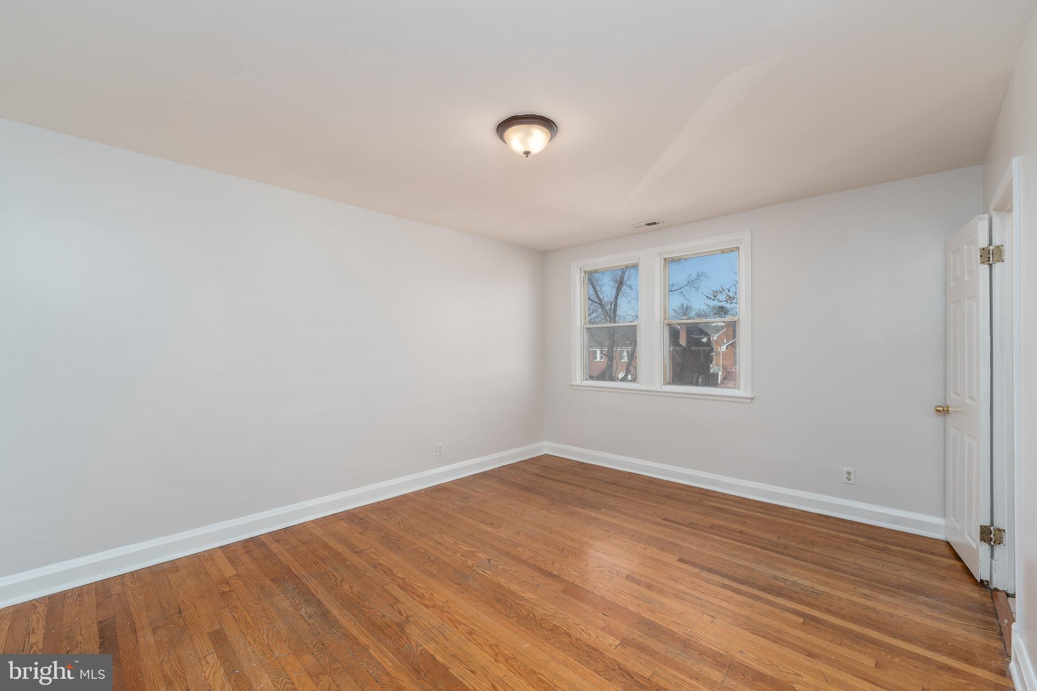 1525 Kingsway Rd
