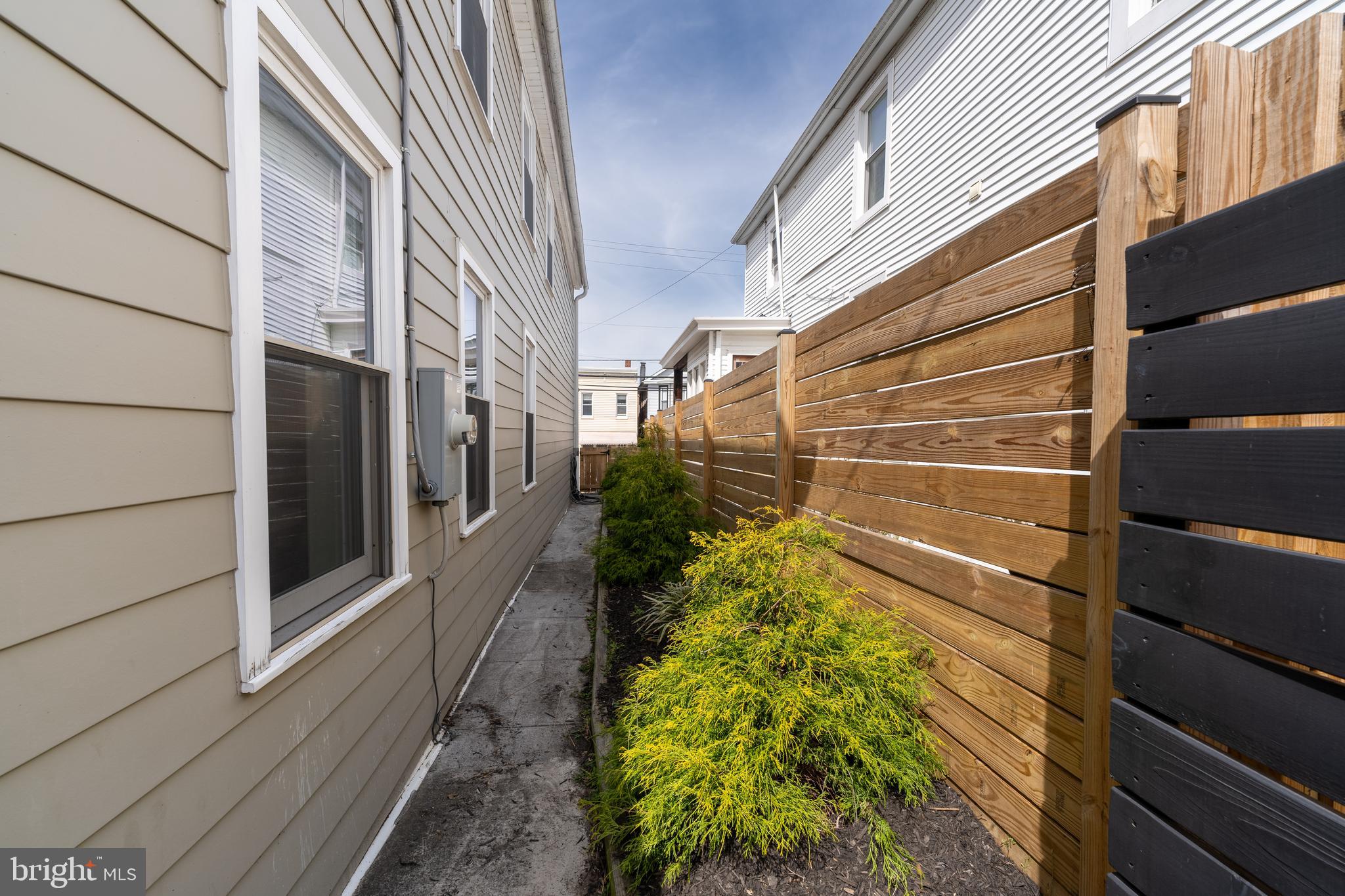 1429 W 36th St W