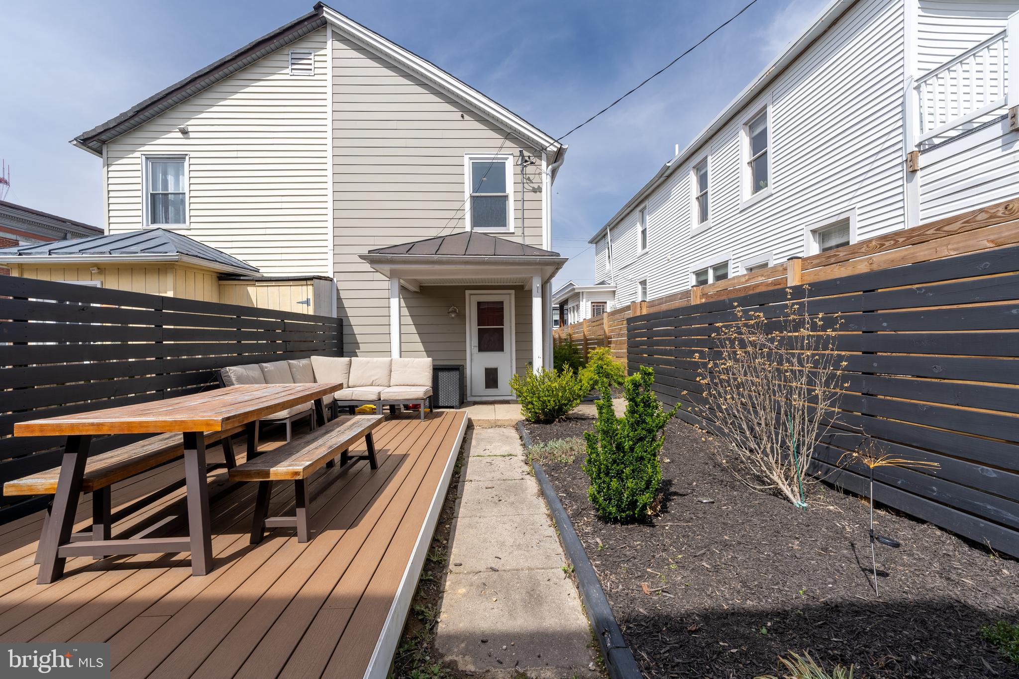 1429 W 36th St W
