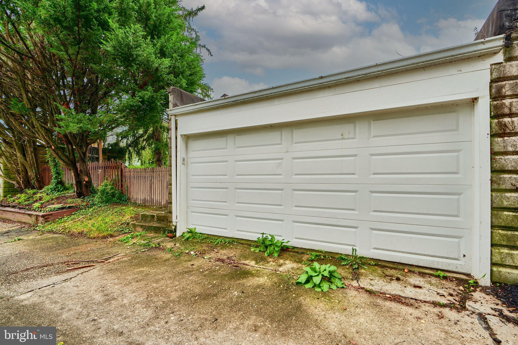 2204 Lake Ave