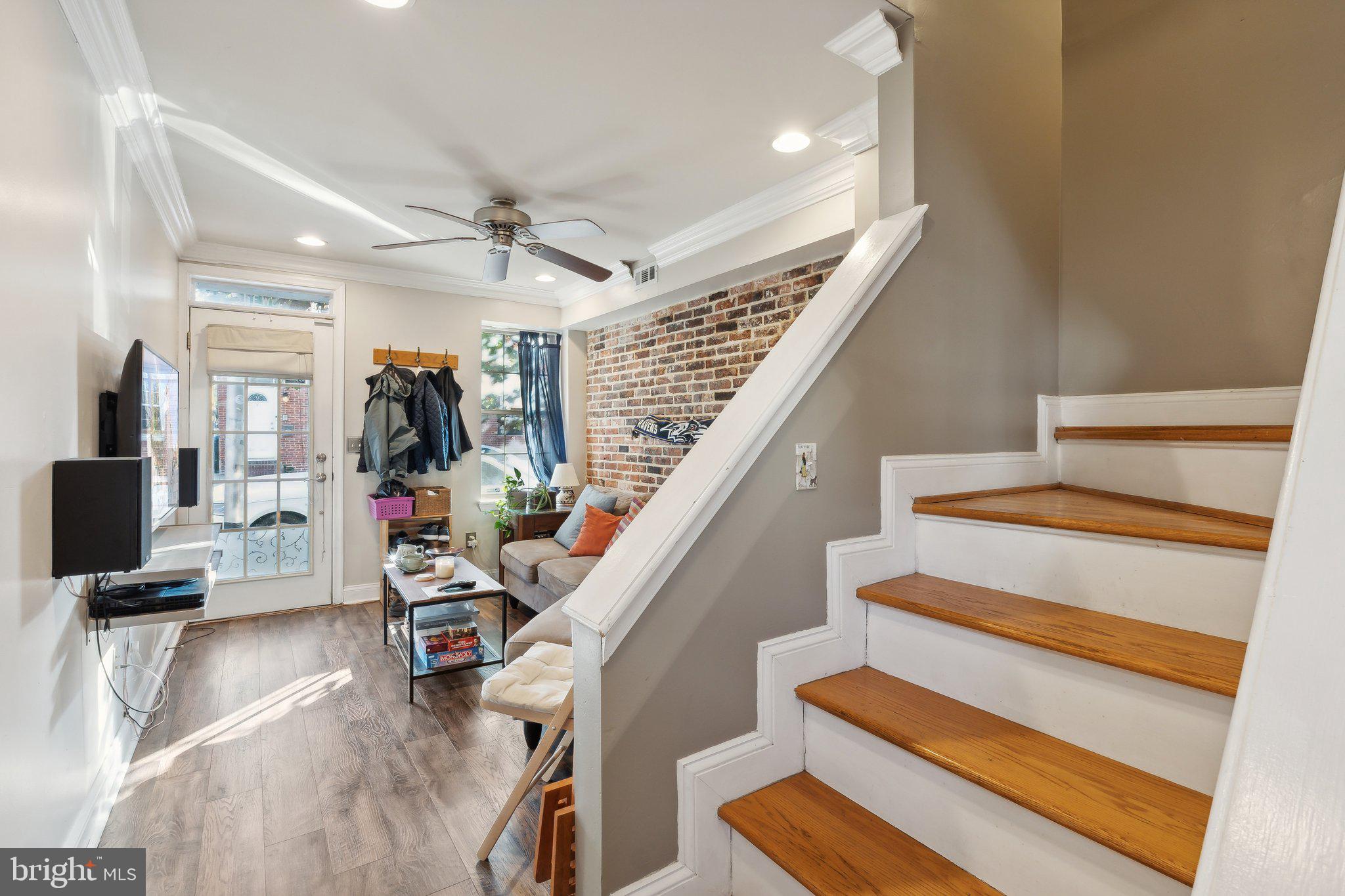 302 E West St
