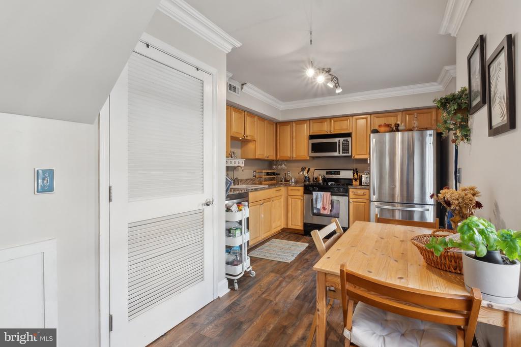 302 E West St